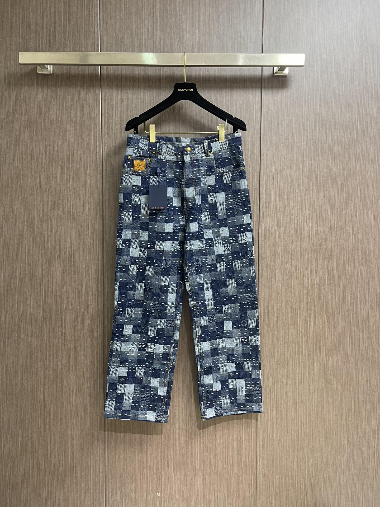 NO:455572,LV DAMIER skateboard jeans, this skateboard jeans are from the 2025 autumn and winter series jointly presented by Pharrell Williams and Nigo. They incorporate the brand's classic elements into the Damier plaid, and pay attention to the traditional Japanese patchwork craftsmanship with the attention-grabbing effect. They can create a show style with the same jacket. Size S-XL 29-30-31-32 The counter is large, louis vuitton, jeans, jackets & coats, alexander wang19860909LV DAMIER 滑板牛仔裤,本款滑板牛仔裤出自 Pharrell Williams与Nigo 联袂呈献的2025秋冬系列,为Damier 格纹融入品牌经典元素,以瞩目拼缝效果致意日本传统拼布工艺,可与同款夹克共筑秀场造型.尺码S-XL 29-30-31-32 专柜码数 偏大,,louis vuitton,jeans,jackets & coats,alexander wang,Men's clothing