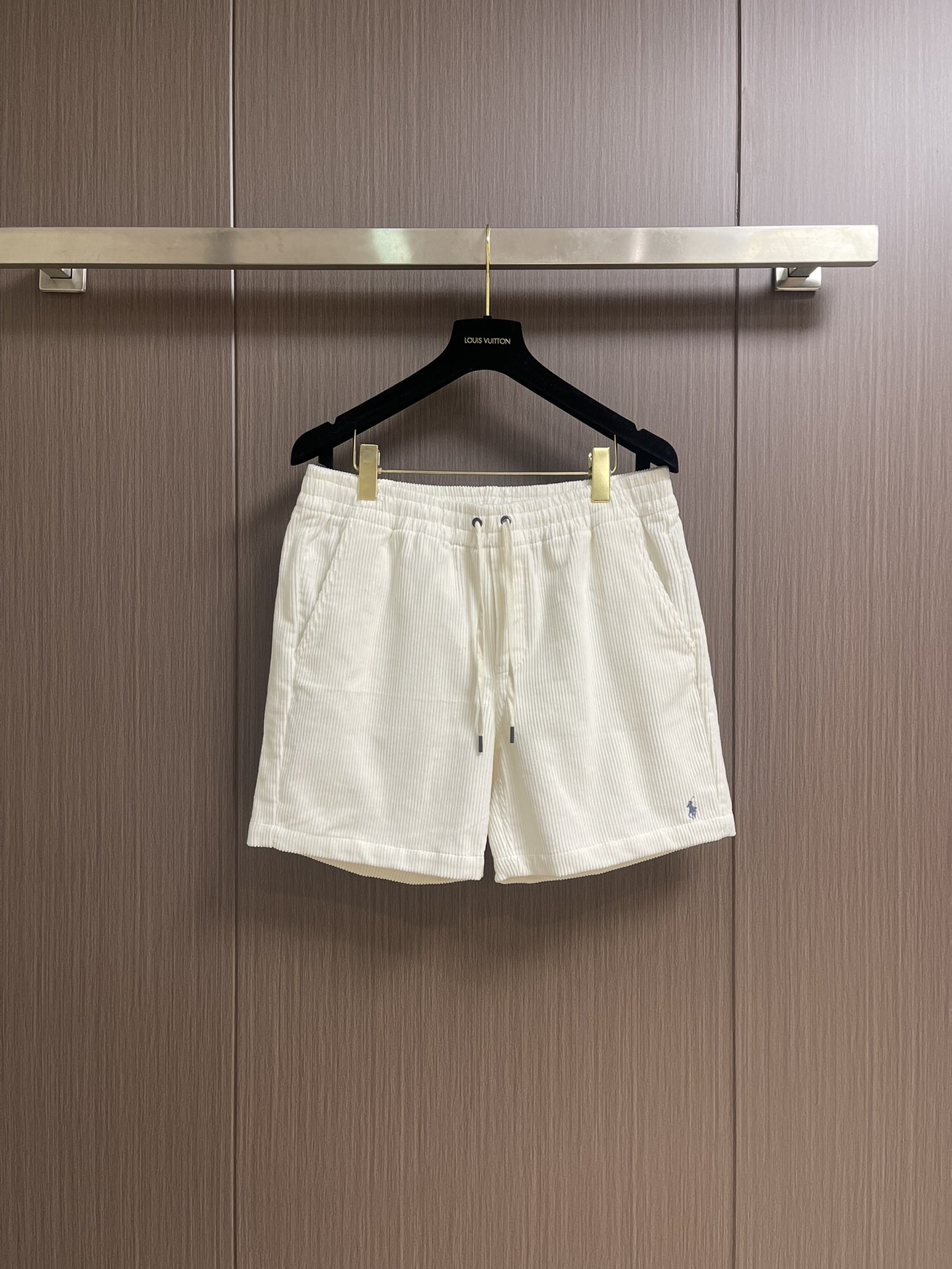 NO:455539,Rah Lauren FW22 RL RL cotton shorts are made of high-quality corduroy cotton fabric, which has a delicate texture and good breathability and durability. The fabric is newly upgraded, thin and soft, comfortable and skin-friendly. It is not only light and comfortable, but also easy to handle, and it is not easy to deform even after multiple washes. This RL RL twill cotton shorts have a slim fit, neat cut, and just right length. It is refreshing and versatile in summer. The color square has basically no color difference, and the actual object shows more texture than the picture and has a higher saturation. It looks particularly white when worn. It is the real wear king in the summer wardrobe. Size S-XL, shorts, alexander wang19860909Rah Lauren FW22 RL拉夫棉质短裤选用高品质灯芯绒棉面料,质感细腻且具有良好的透气性和耐用性.面料全新升级,薄而柔软,上身舒适又亲肤.不仅轻盈舒适,而且易于打理,即使多次洗涤也不易变形.这款RL拉夫斜纹棉质短裤,版型显瘦,剪裁利落,长度恰到好处,夏天穿着清爽又百搭.颜色方基本无色差,实物比图片更显质感,饱和度更高,穿上特别显白,是夏日衣橱里的实穿王.尺码S-XL,,shorts,alexander wang,Men's clothing