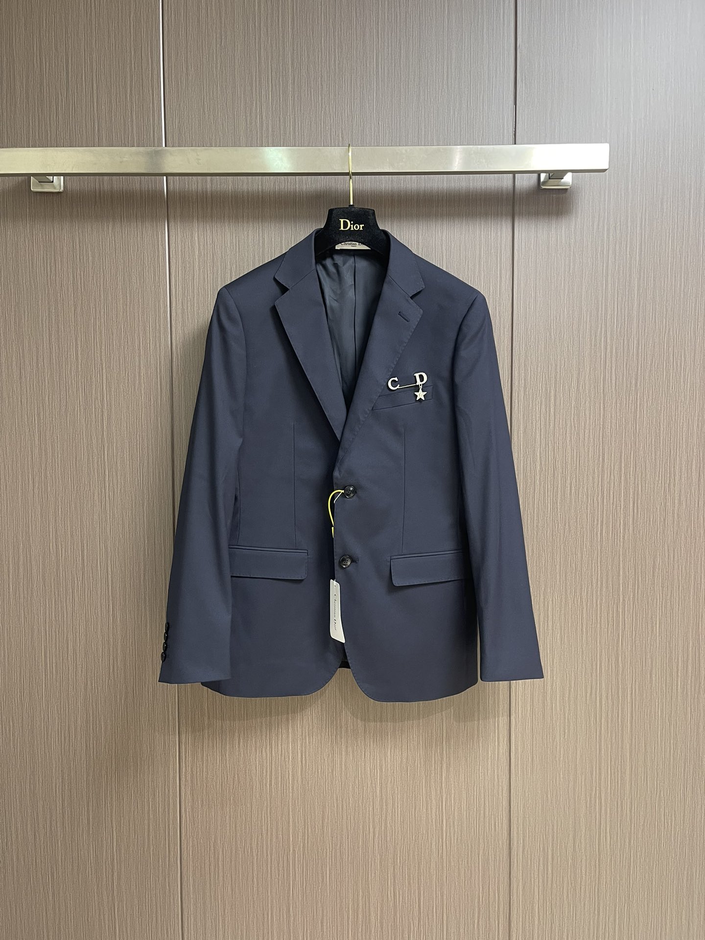 NO:457026,Complete set, removable, single suit, trousers, Dior 2025ss early spring new men's business casual blazer suit, chest logo design, removable, original imported polyester fiber innovative memory fabric, master-grade tailoring!  Soft and delicate touch, comfortable upper body, customer-supplied original imported engraving hardware accessories, smooth lines, exquisite craftsmanship, excellent style, very fashionable and handsome with casual matching. Trousers 29-38 Suit 46-58,,dior, jackets & coats,business suit,alexander wang19860909整套 可拆卖 单西服 西裤 Dior 2025ss早春新款男士商务休闲西装外套西裤套装,胸前logo设计 可拆卸 采用原版进口聚酯纤维创新记忆面料 大师级剪裁！手感柔软细腻 上身舒适 客供原版进口刻字五金辅料配件,线条流畅,工艺精致,版型超赞,随意搭配都非常时尚帅气.西裤码数29-38 西服码数46-58,,dior,jackets & coats,business suit,alexander wang,Men's clothing