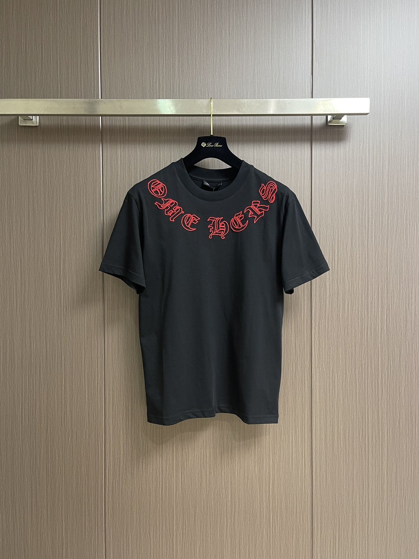 NO:461561,CH Crowxin 2025FW spring and summer new logo embroidered round neck T-shirt, using heavyweight 320G double yarn combed cotton material, with a strong three-dimensional feeling on the upper body, and adopts the ten thousand needle embroidery series!  Size M-3XL, Chrome hearts,tees, t-shirt,alexander wang19860909CH克罗心 2025FW春夏新款logo刺绣圆领T恤,采用重磅320G双纱精梳棉材质 上身立体感强 采用万针刺绣系列工艺！尺码M-3XL,,chrome hearts,tees，t-shirt,alexander wang,Men's clothing