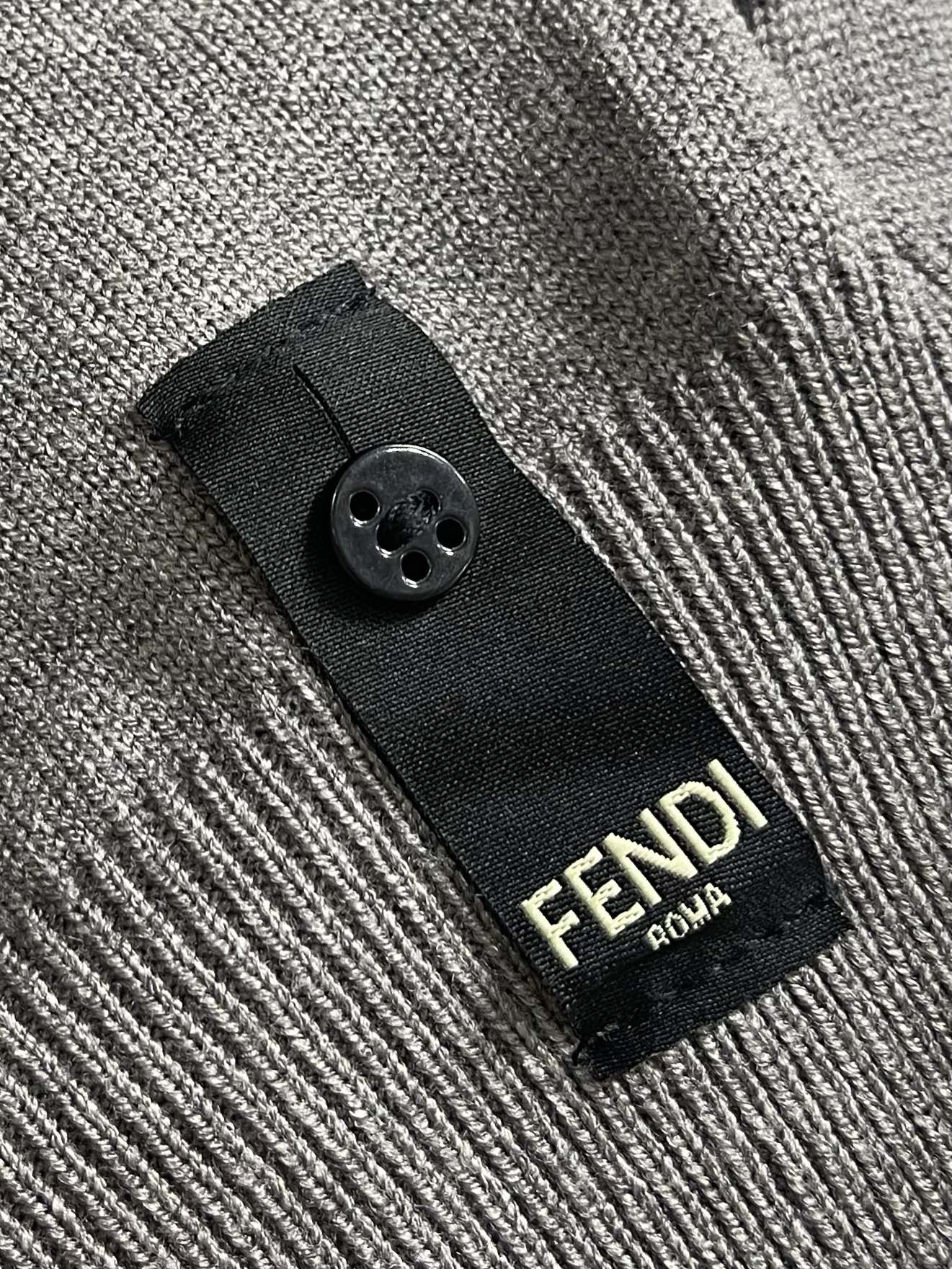 Fendi Double F Knit Shirt with Front Chest Crushing and 1:1 Quantitative Size – Size S-XL - 图片 8