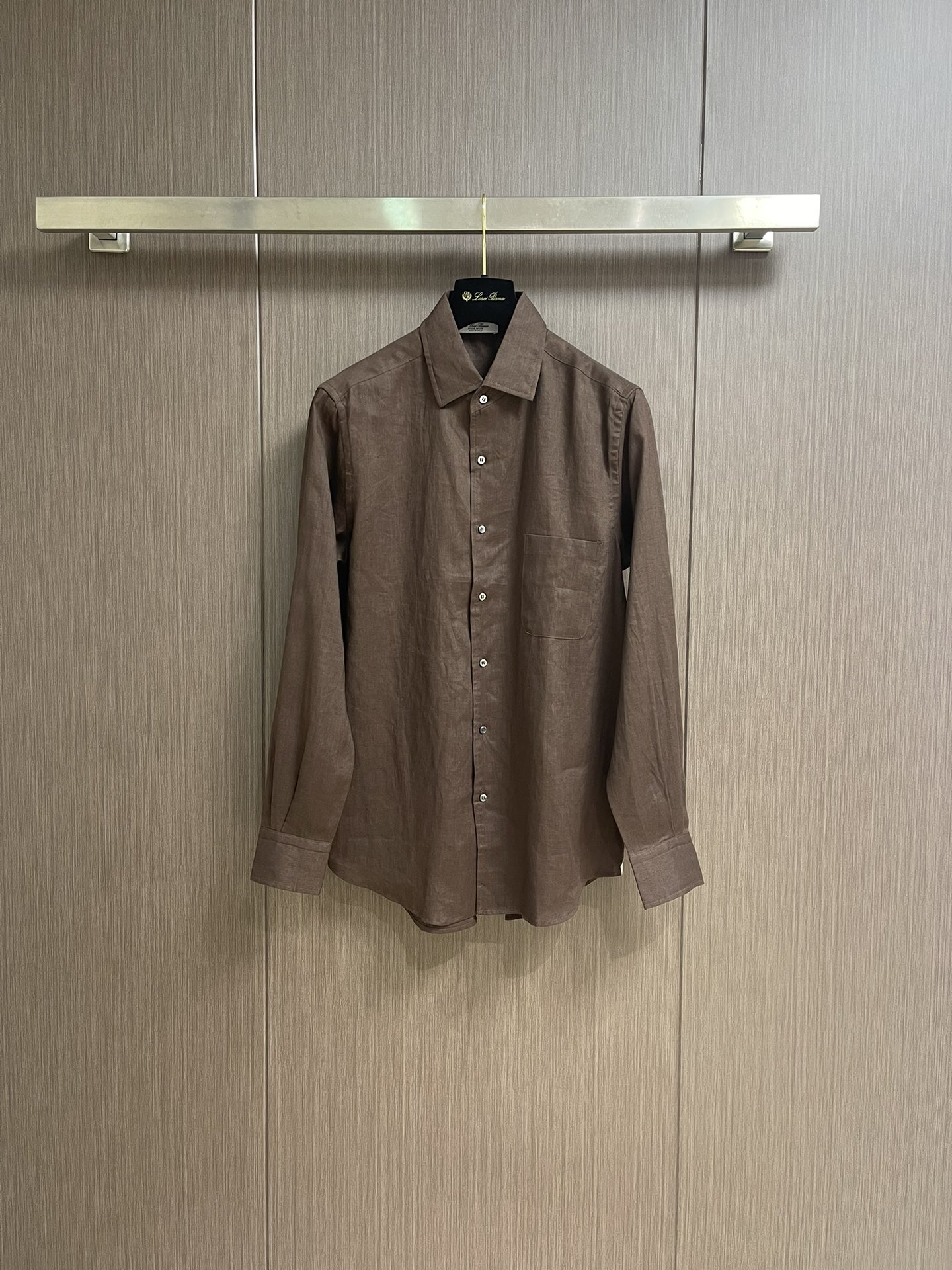 NO:461559,LP Loro Piana Classic One-piece Collar Andre Open Collar Casual Line Shirts, Loro Piana's Andre Shirts are designed with lapels, which can be worn open as a coat, allowing you to create a unique temperament. This brand's signature shirt is specially made of linen fabric in this spring and summer collection, which gives a refreshing sense of wear in a loose and soft look. Special treatment makes the fabric softer, smoother, more drape and less likely to wrinkle. A rare treasure for men who pursue elegance and casualness. A pocket on the chest and a pleated four-eyed mother-of-pearl button on the back. Size S-XL, loro pigana, loro pigana, shirts, alexander wang19860909LP Loro Piana 经典一片领Andre开领休闲亚麻衬衣,Loro Piana 卓尔不群的Andre衬衫为翻领设计,可以敞开着当外衣穿,让您打造与众不同的气质.这款品牌标志性衬衫在此春夏系列特别采用亚麻面料制作,松柔外观中透出清爽的穿着感.特别处理使面料更加柔软、顺滑,更富垂坠感且不易起皱.为追求高雅、休闲兼蓄的男士献上一件百不一遇的珍品.胸前设有口袋,背部装饰褶裥四眼珍珠母贝纽扣.尺码S-XL,,loro piana,loro piana,shirts,alexander wang,Men's clothing