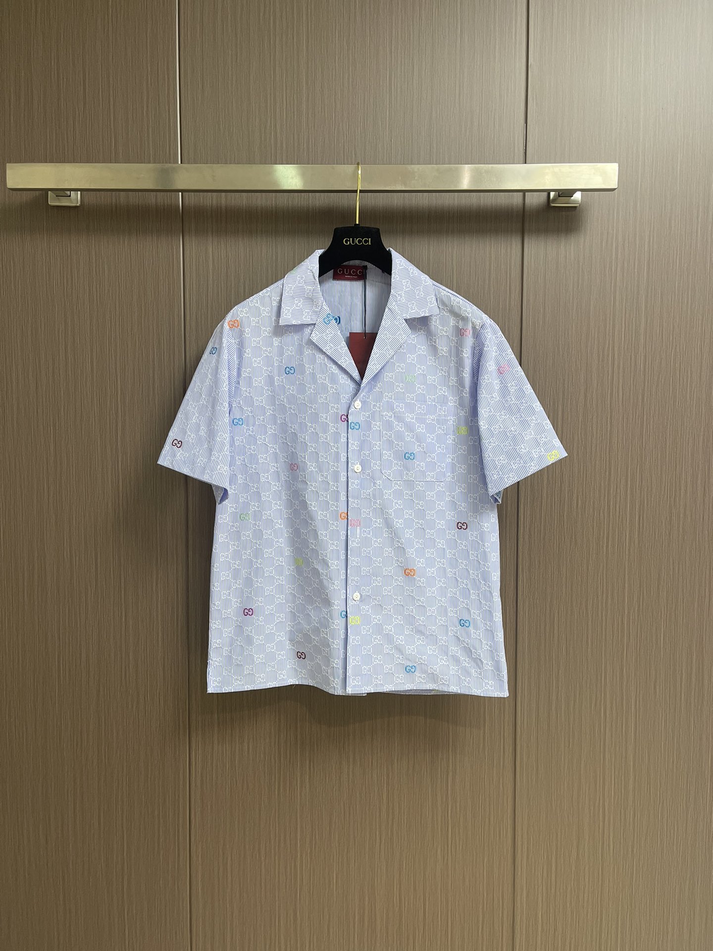 NO:461494,Tops, shorts, GUCCI 2025ss new striped cotton bowling shirt, shorts shorts suit. In the new season, the brand's classic elements continue to be renovated. This regular style shirt is ingeniously crafted by light blue and white striped cotton, embellishing the whole body with multi-color GG cuts to add a lively texture. Size S-XL, gucci, shorts, shirts, T-shirt, alexander wang19860909上衣 短裤 GUCCI 2025ss新款条纹棉质保龄球衫短袖衬衫短裤套装.在新一季继续焕新演绎品牌经典元素.这款常规版型衬衫以浅蓝色和白色条纹棉匠心打造,缀饰通体多色GG切丝,增添灵动质感.尺码S-XL,,gucci,shorts,shirts,T-shirt,alexander wang,Men's clothing