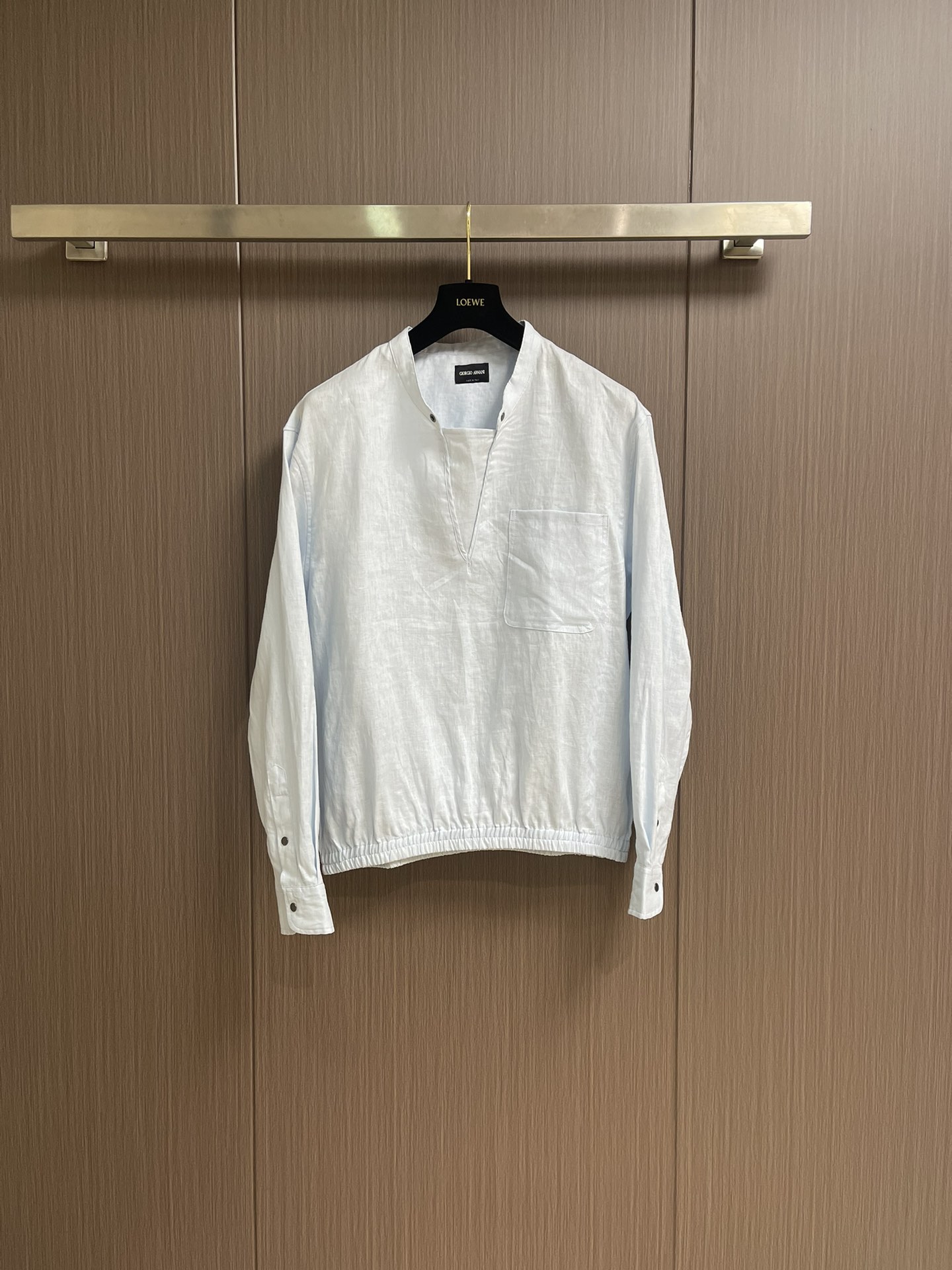 NO:461516,ARMANI Main Line The new season's solid color pullover, linen, light blue, super beautiful. This shirt is made of elastic linen fiber, light and broad, breathable and skin-friendly, and fully expresses casual and elegant style. It is a selection of items in a casual wardrobe. It is paired with a sailor collar and chest pocket to add exquisite style, fit style, sailor collar, shirt cuffs, elastic hem, chest patch pocket. Size S-XL,,armani,shirts,alexander wang19860909ARMANI 主线 当季新款纯色套头衫,亚麻,淡淡的蓝超好看,这款衬衫采用弹性亚麻纤维制成,轻盈挺阔,透气亲肤,尽释随性优雅风范,是休闲衣橱中的精选单品,搭配水手领和胸袋,平添精致格调,合身版型,水手领,衬衫式袖口,松紧下摆,胸口贴袋.尺码S-XL,,armani,shirts,alexander wang,Men's clothing