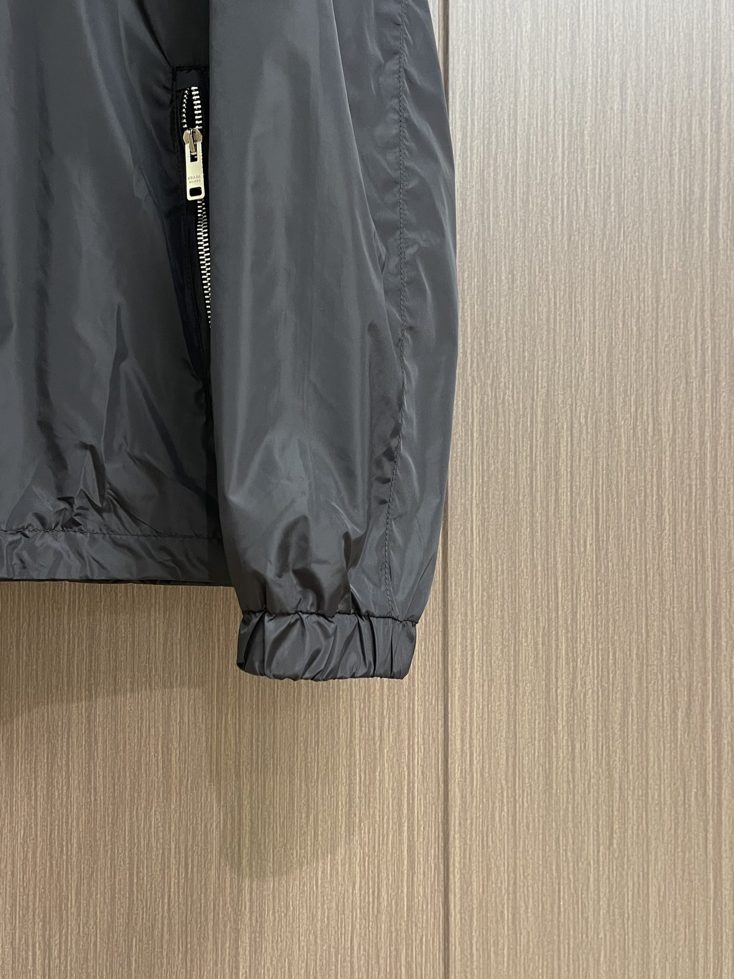 Title: Prada Triangular Zipper Jacket Description Summary: Prada jacket with unique design, tailored for body, crafted with traditional techniques, zipper bags for precision. Sizes S-XXL. - 图片 7