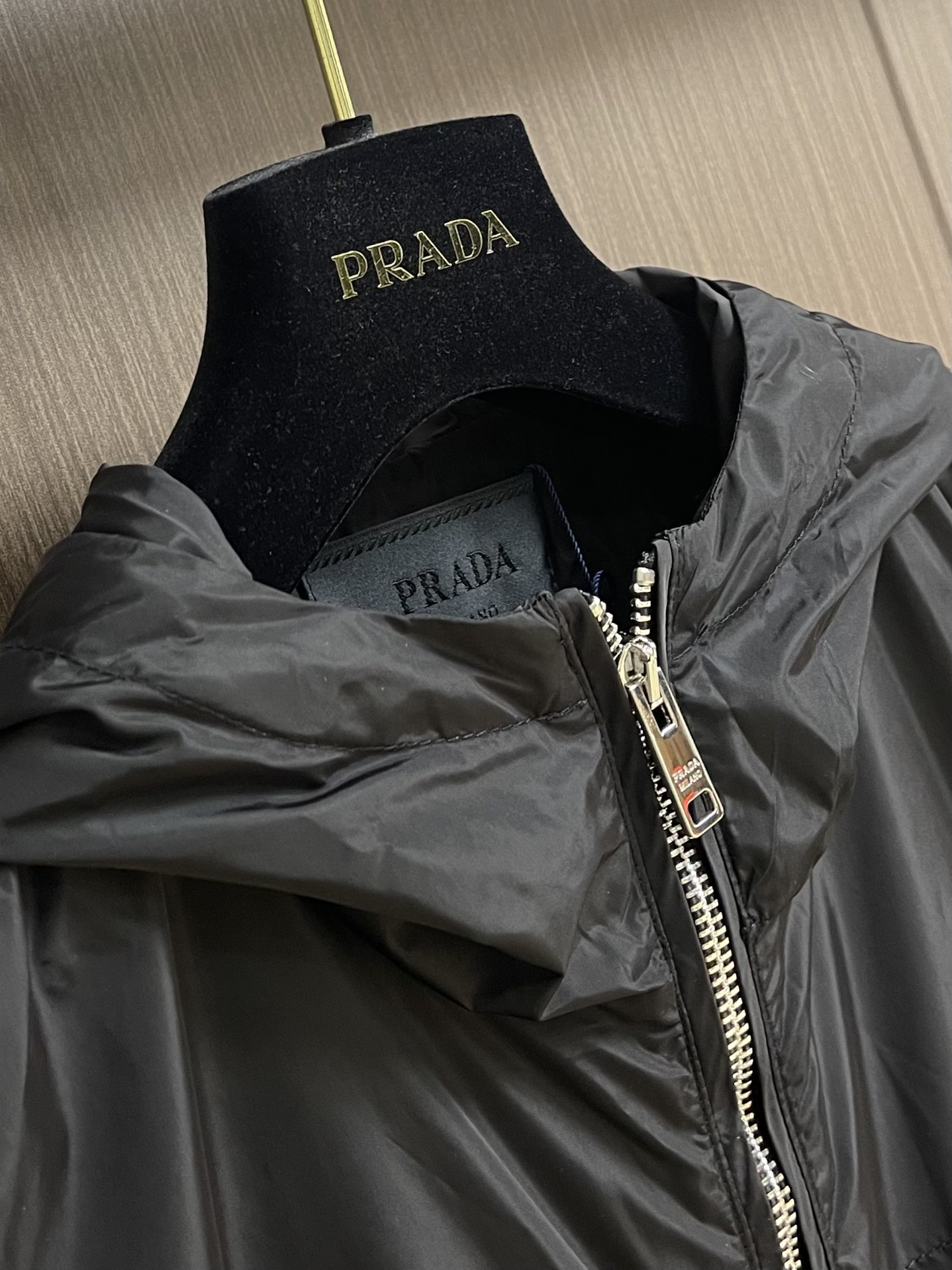 Title: Prada Triangular Zipper Jacket Description Summary: Prada jacket with unique design, tailored for body, crafted with traditional techniques, zipper bags for precision. Sizes S-XXL. - 图片 3