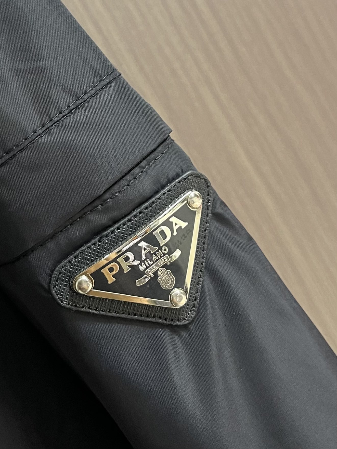 Title: Prada Triangular Zipper Jacket Description Summary: Prada jacket with unique design, tailored for body, crafted with traditional techniques, zipper bags for precision. Sizes S-XXL. - 图片 6