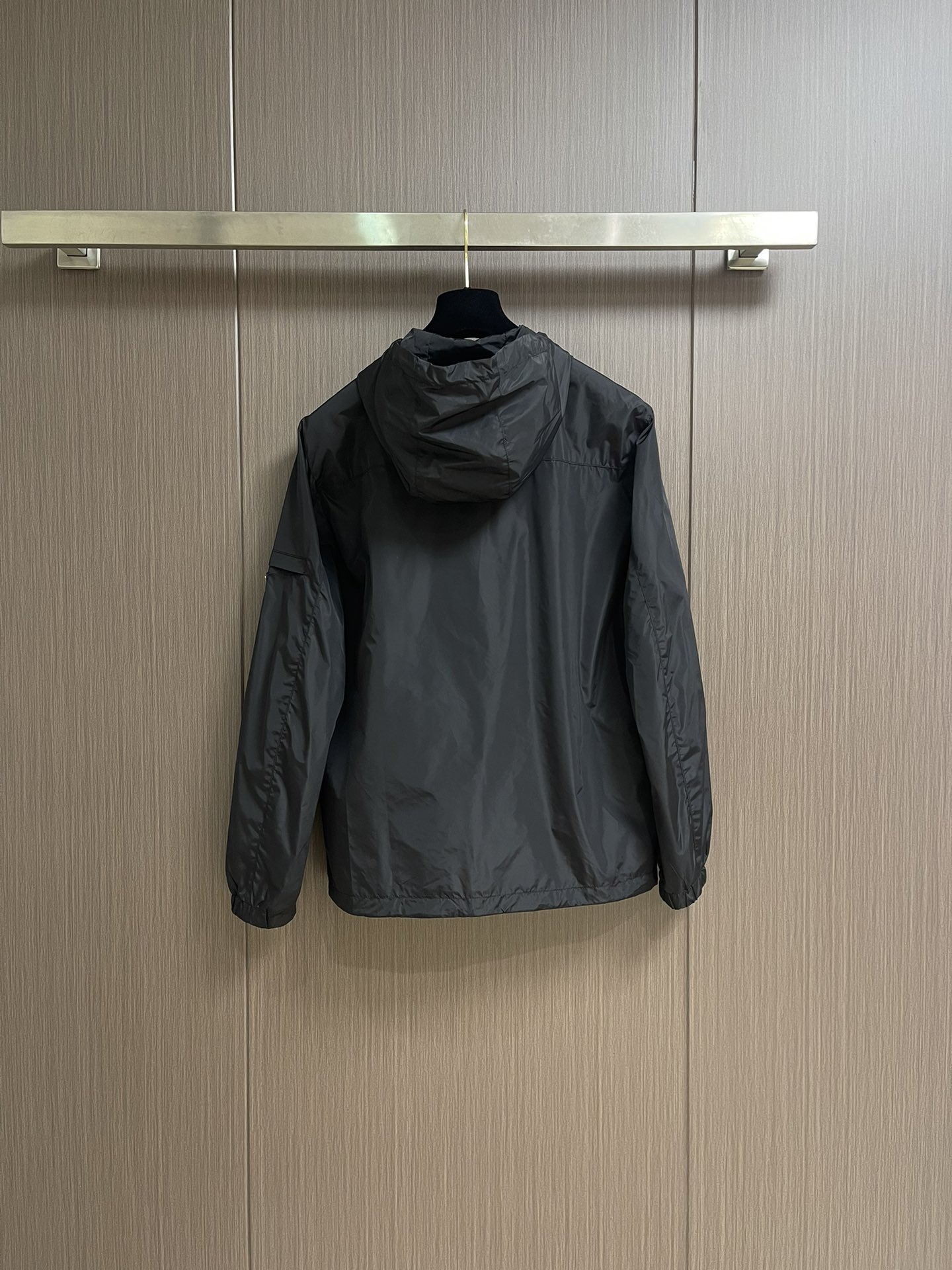 Title: Prada Triangular Zipper Jacket Description Summary: Prada jacket with unique design, tailored for body, crafted with traditional techniques, zipper bags for precision. Sizes S-XXL. - 图片 2