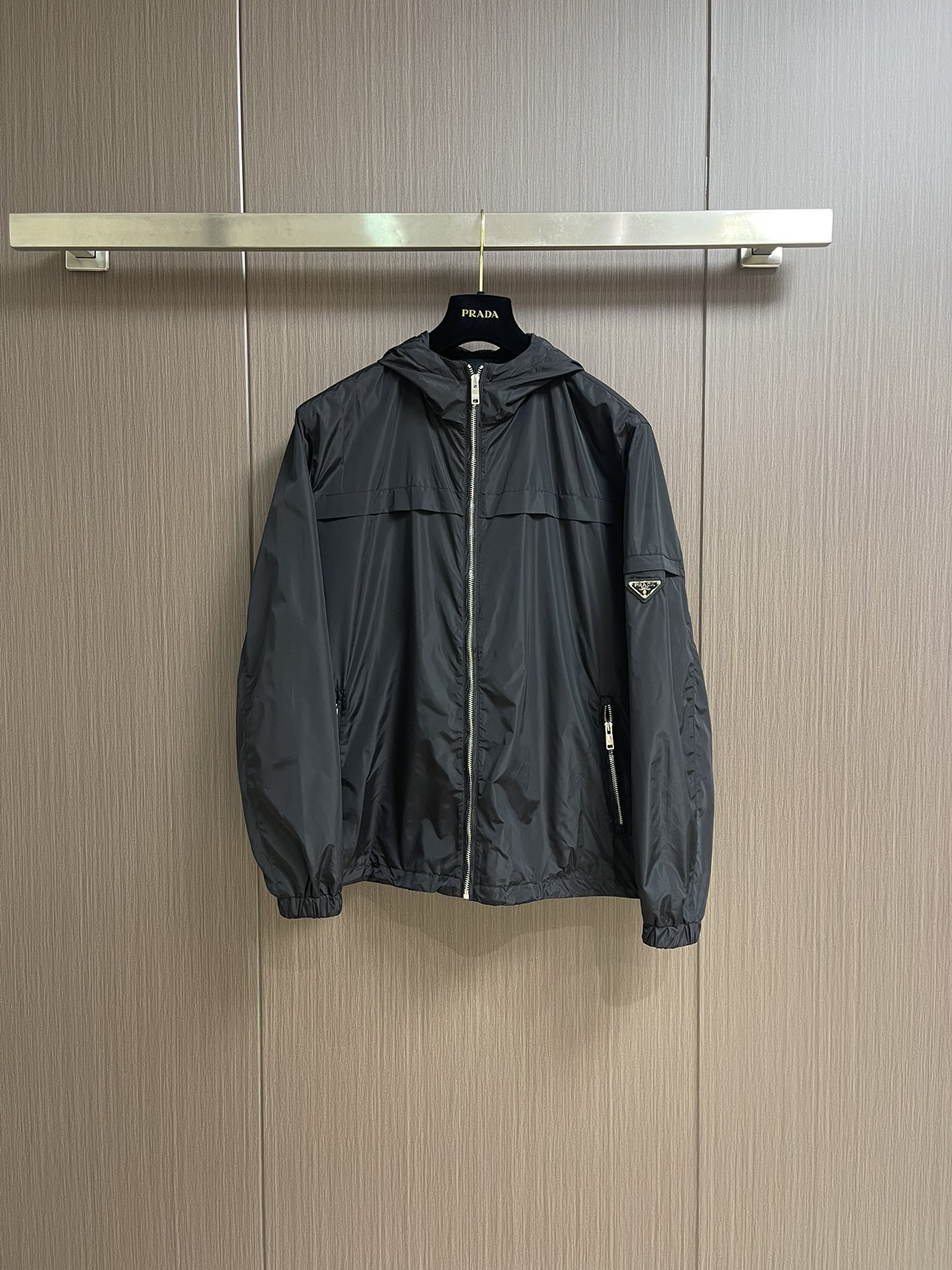 Title: Prada Triangular Zipper Jacket Description Summary: Prada jacket with unique design, tailored for body, crafted with traditional techniques, zipper bags for precision. Sizes S-XXL. - 图片 1