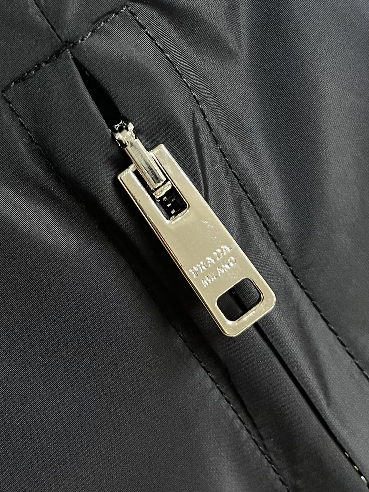 “Prada Delta Logo Zipper Coat: Classic Iron Triangle Design with Custom Hardware – Sizes S-XXL” - 图片 9