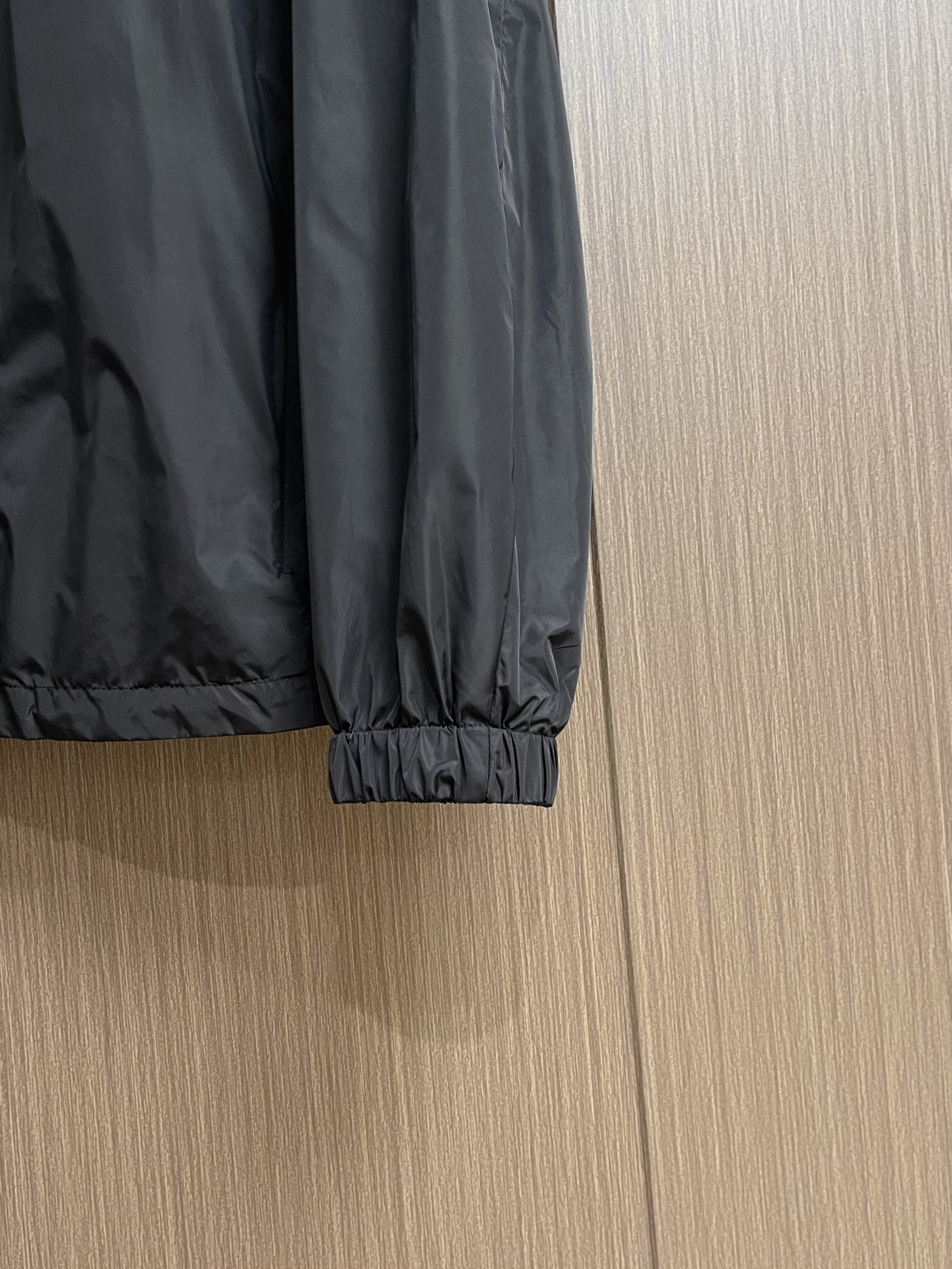 “Prada Delta Logo Zipper Coat: Classic Iron Triangle Design with Custom Hardware – Sizes S-XXL” - 图片 7