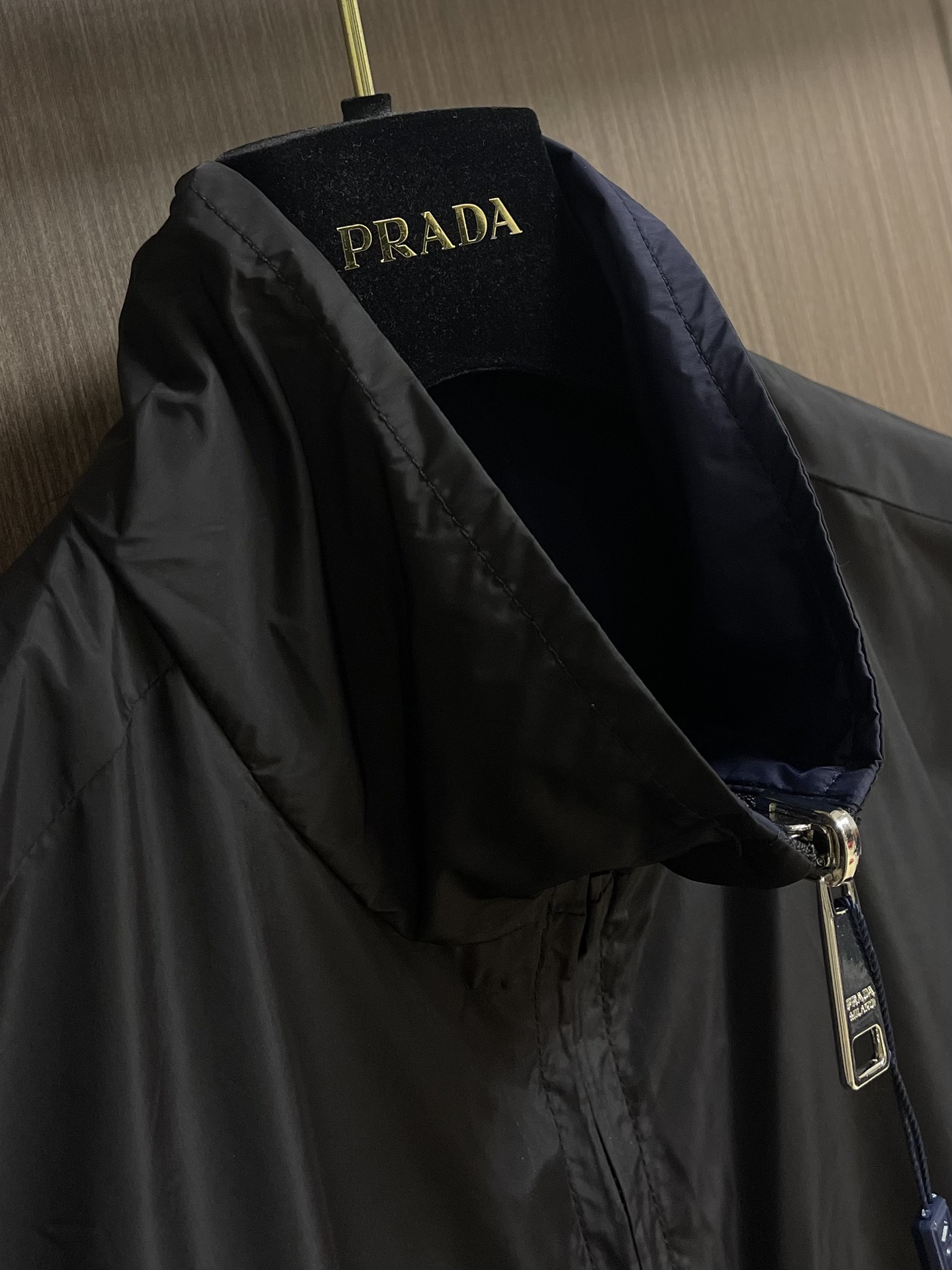 “Prada Delta Logo Zipper Coat: Classic Iron Triangle Design with Custom Hardware – Sizes S-XXL” - 图片 3