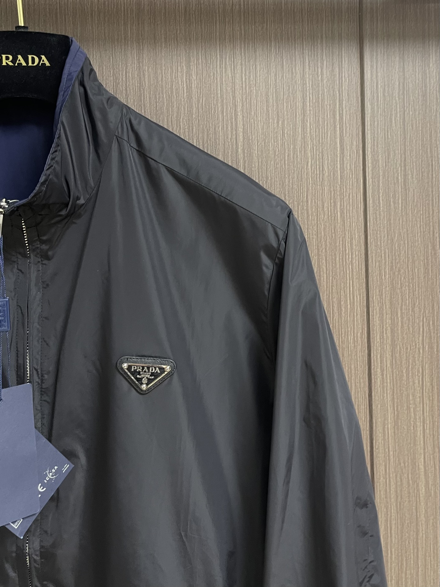 “Prada Delta Logo Zipper Coat: Classic Iron Triangle Design with Custom Hardware – Sizes S-XXL” - 图片 4