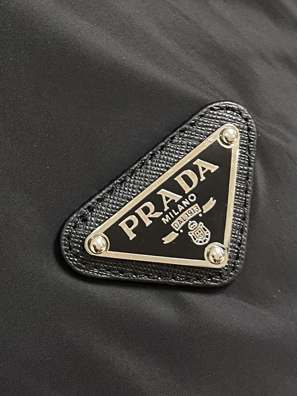 “Prada Delta Logo Zipper Coat: Classic Iron Triangle Design with Custom Hardware – Sizes S-XXL” - 图片 8