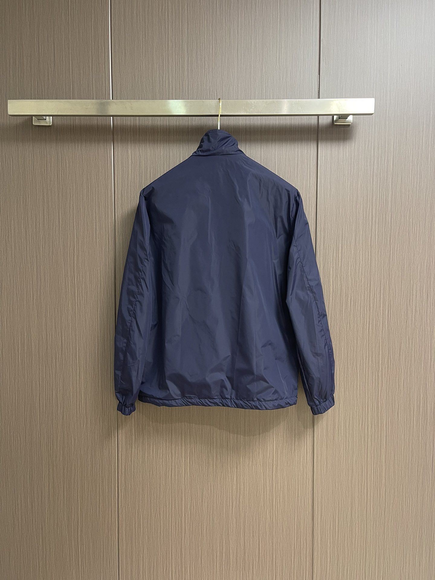 “Prada Delta Logo Zipper Coat: Classic Iron Triangle Design with Custom Hardware – Sizes S-XXL” - 图片 6