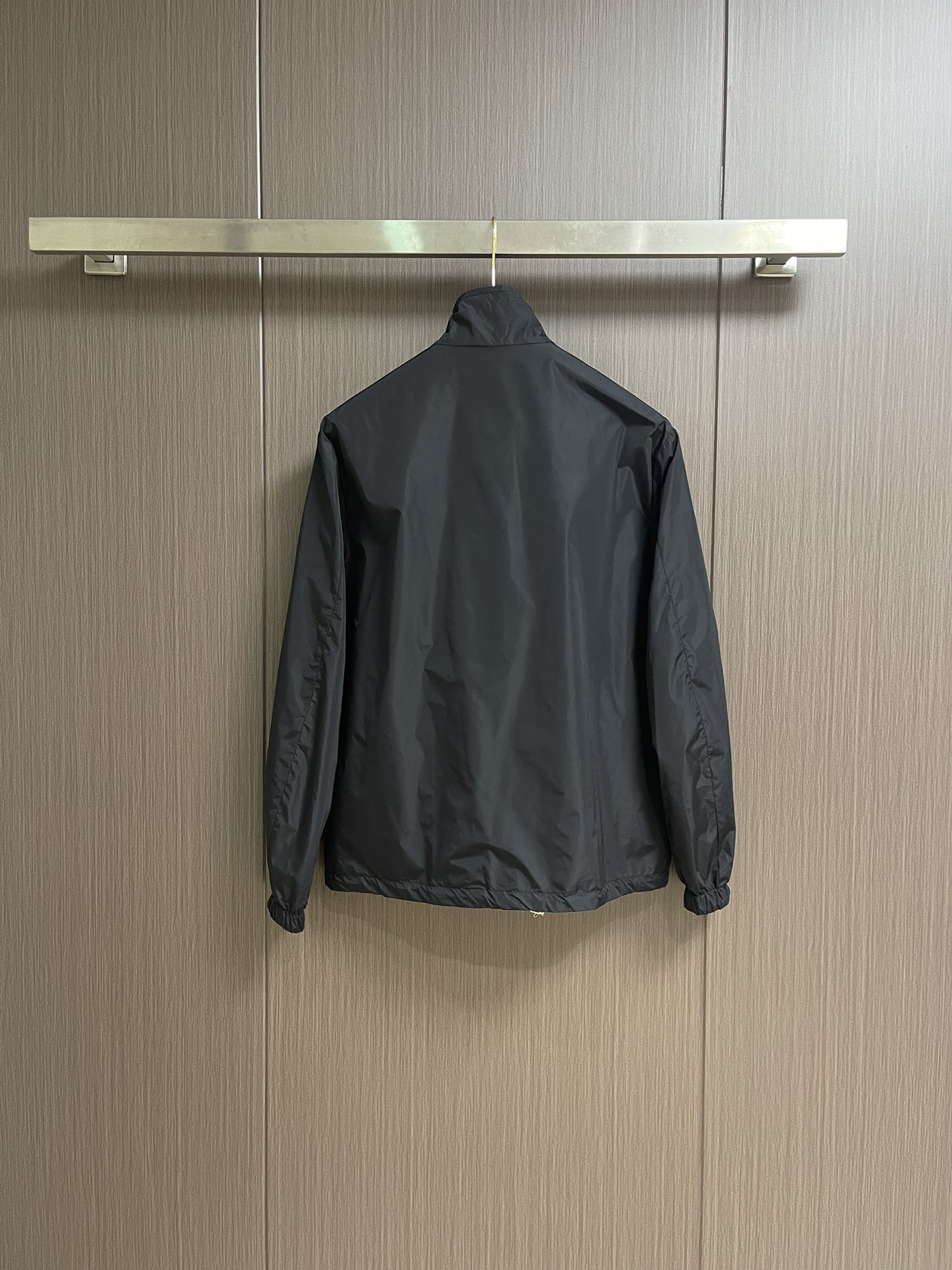 “Prada Delta Logo Zipper Coat: Classic Iron Triangle Design with Custom Hardware – Sizes S-XXL” - 图片 2