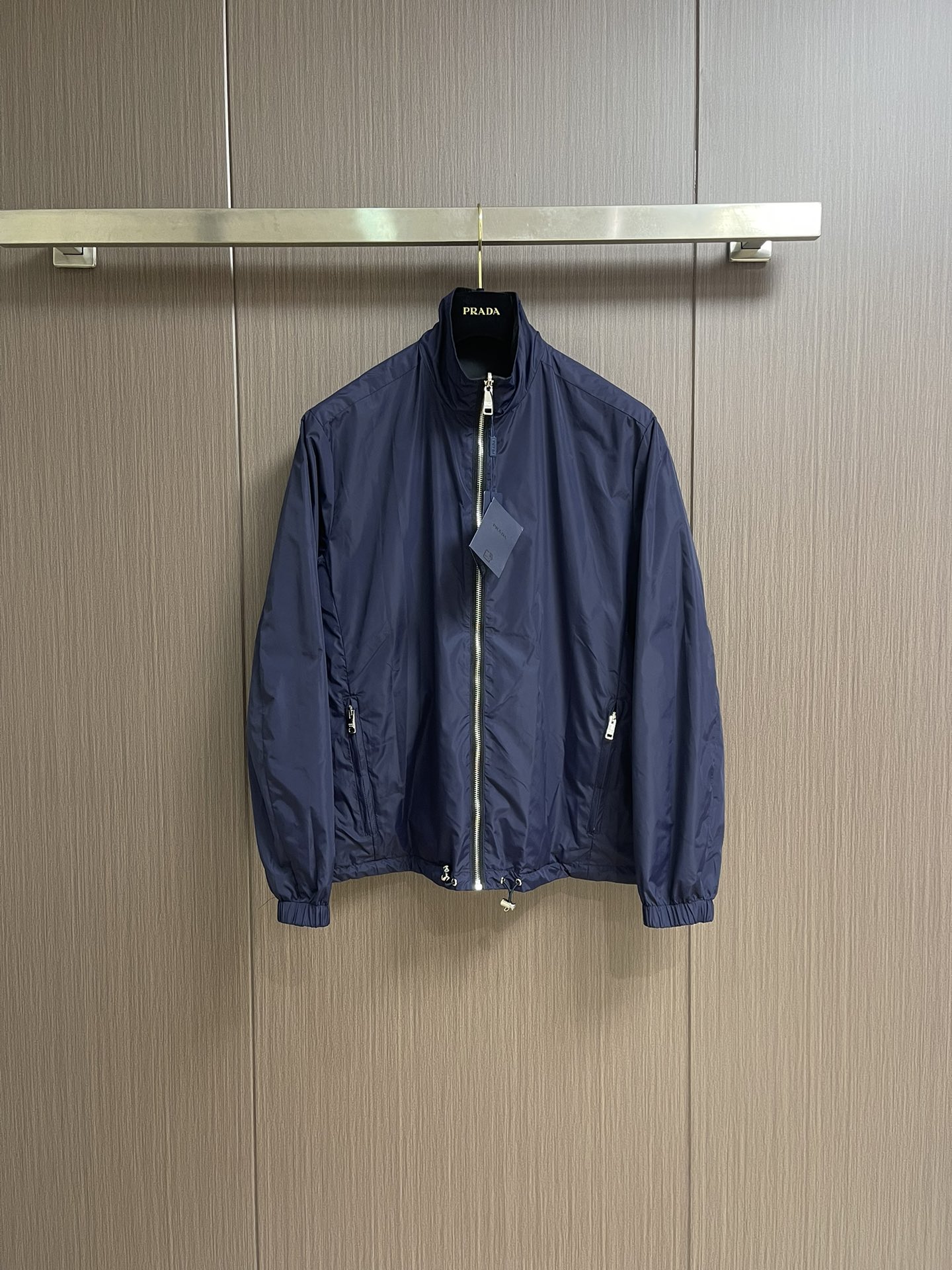 “Prada Delta Logo Zipper Coat: Classic Iron Triangle Design with Custom Hardware – Sizes S-XXL” - 图片 5