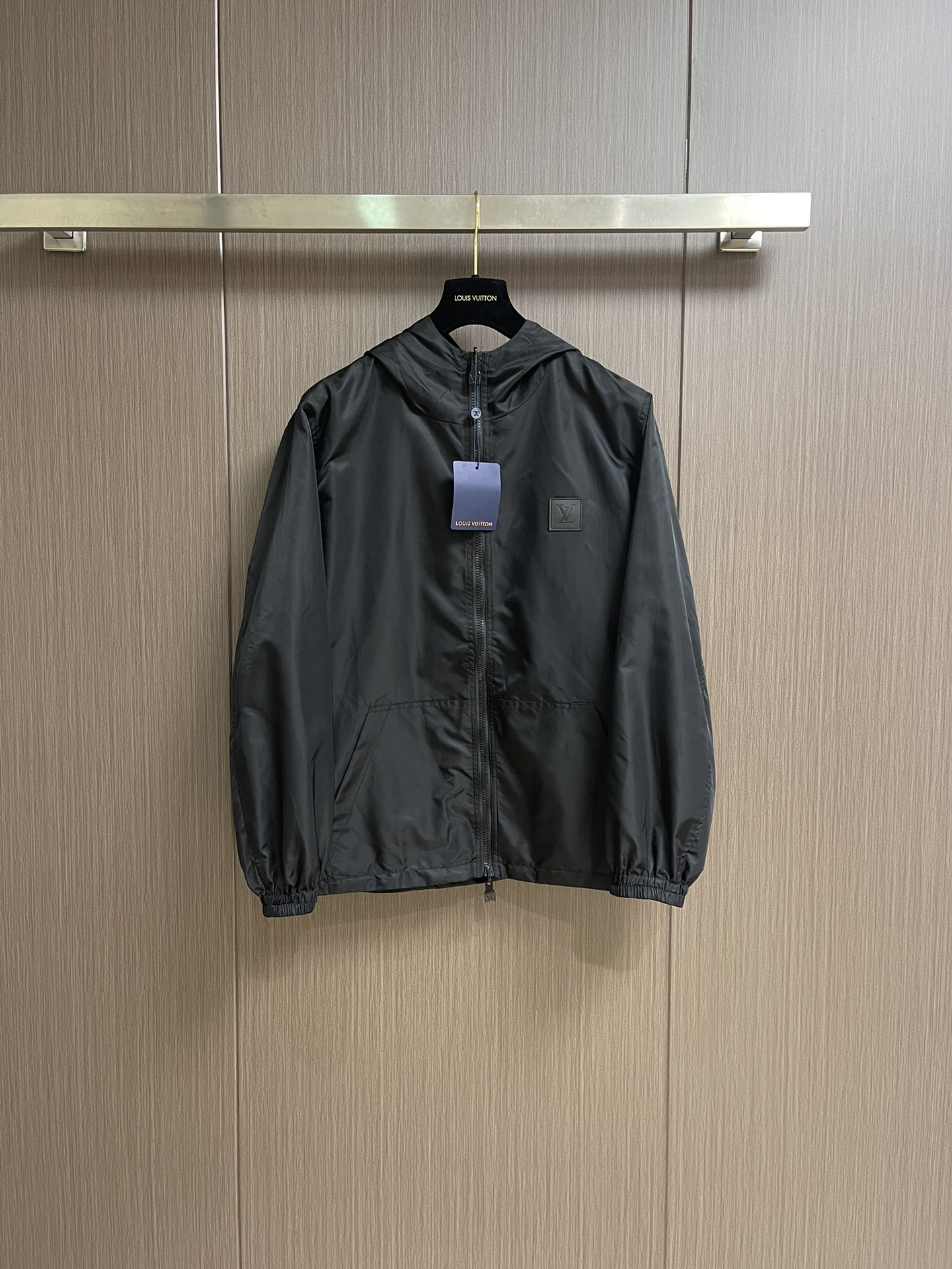 NO:481953,LV 2025ss new double-sided windproof hooded jacket, made of waterproof recycled nylon, making it a vibrant choice for the season change, embellished with Marque L.Vuitton deposee embossed leather patches, and the full Damier jacquard pattern is displayed when flipped, and the Marque L.Vuitton deposee logo is cleverly hidden in it!  Size; S-XL, louis vuitton, jackets & coats, jackets & coats, hats, alexander wang19860909LV 2025ss新款双面防风连帽夹克外套,取材防水再生锦纶,成就换季时节的活力之选,点缀 Marque L.Vuitton deposee 压纹皮革贴饰,翻转即现全幅Damier 提花图案,Marque L.Vuitton deposee 标识巧妙藏匿其间！尺码；S-XL,,louis vuitton,jackets & coats,jackets & coats,hats,alexander wang,Men's clothing