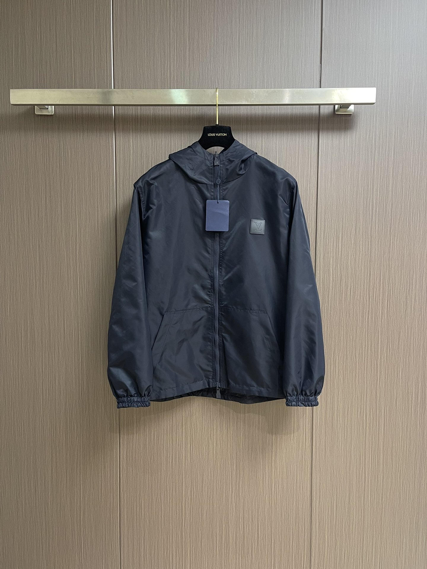 NO:481958,LV 2025ss new double-sided windproof hooded jacket, made of waterproof recycled nylon, making it a vibrant choice for the season change, embellished with Marque L.Vuitton deposee embossed leather patches, and the full Damier jacquard pattern is displayed when flipped, and the Marque L.Vuitton deposee logo is cleverly hidden in it!  Size S-XL, louis vuitton, jackets & coats, jackets & coats, hats, alexander wang19860909LV 2025ss新款双面防风连帽夹克外套,取材防水再生锦纶,成就换季时节的活力之选,点缀 Marque L.Vuitton deposee 压纹皮革贴饰,翻转即现全幅Damier 提花图案,Marque L.Vuitton deposee 标识巧妙藏匿其间！尺码S-XL,,louis vuitton,jackets & coats,jackets & coats,hats,alexander wang,Men's clothing