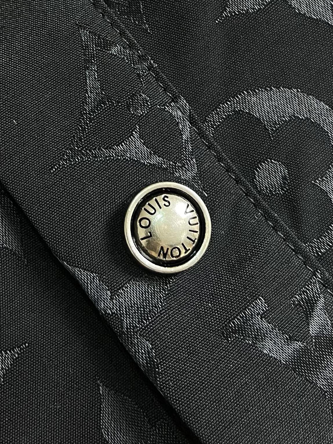 “Louis Vuitton 2025 Autumn Collection: Black Silk Shirt with Monogram Pattern and Logo Details” - 图片 5