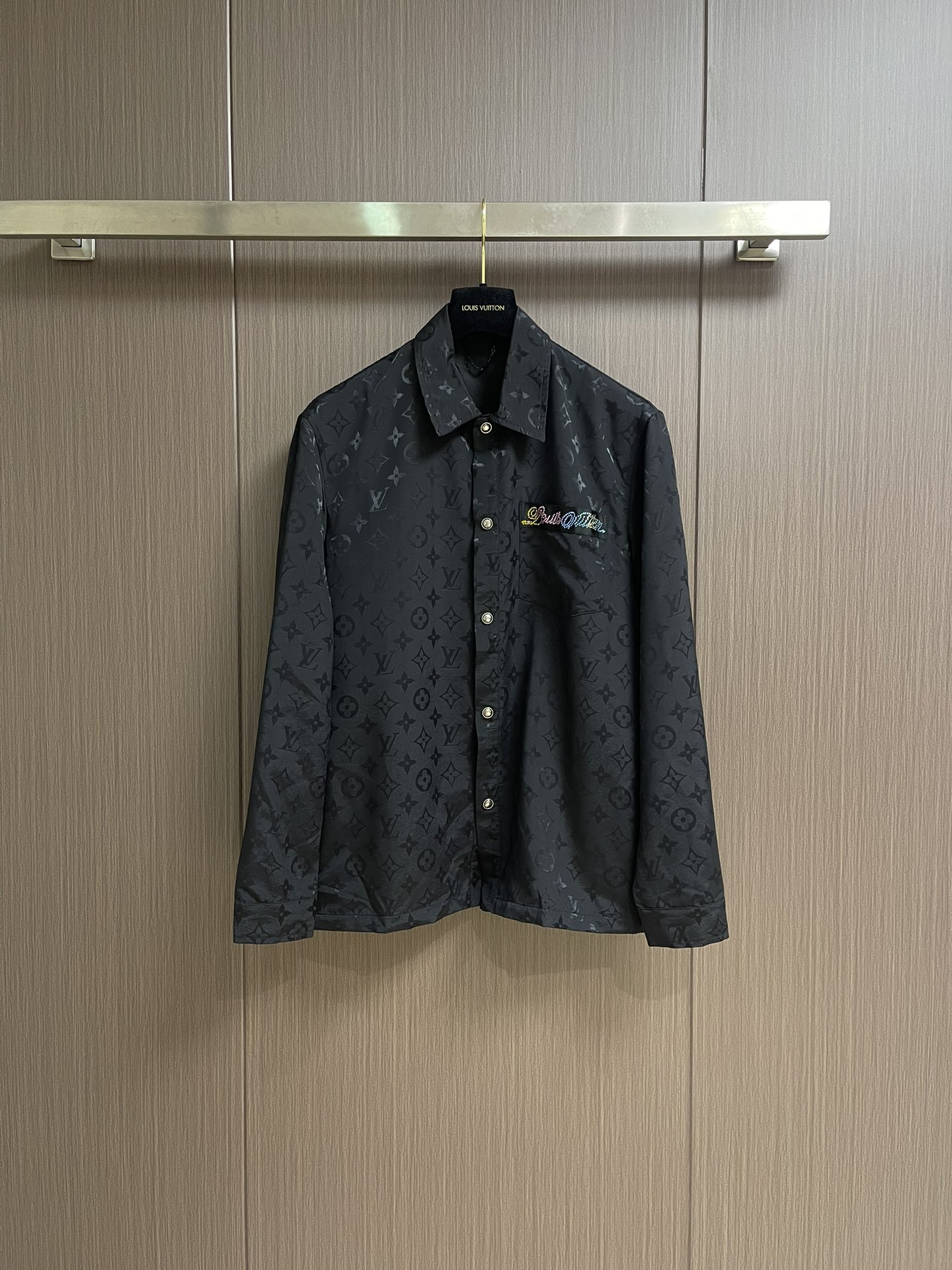 “Louis Vuitton 2025 Autumn Collection: Black Silk Shirt with Monogram Pattern and Logo Details”