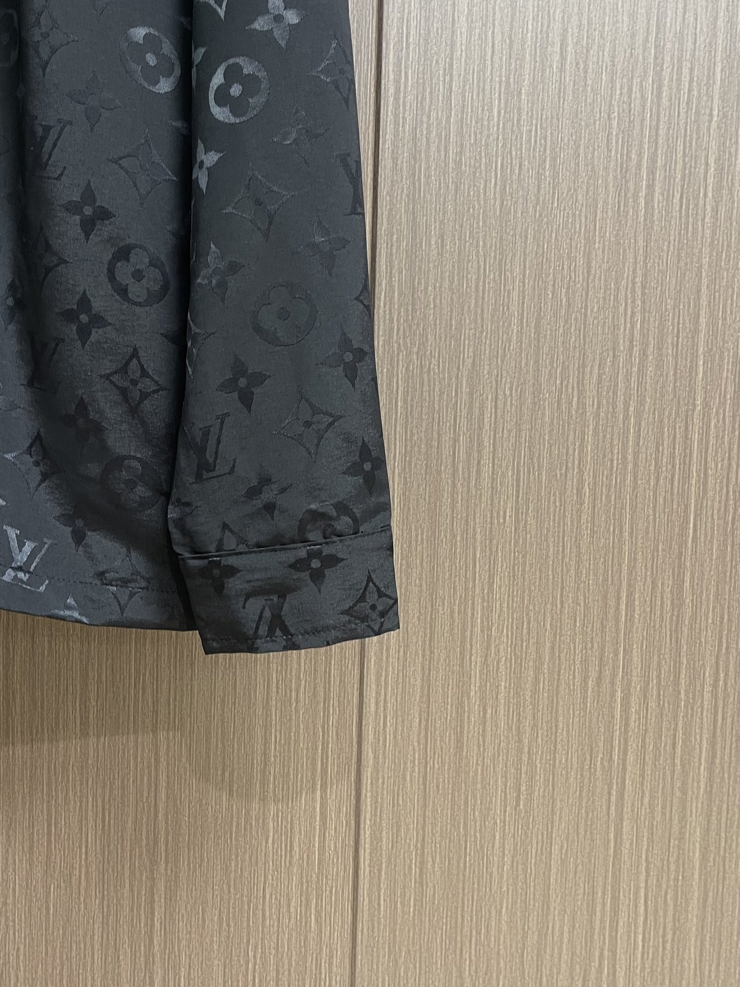 “Louis Vuitton 2025 Autumn Collection: Black Silk Shirt with Monogram Pattern and Logo Details” - 图片 7