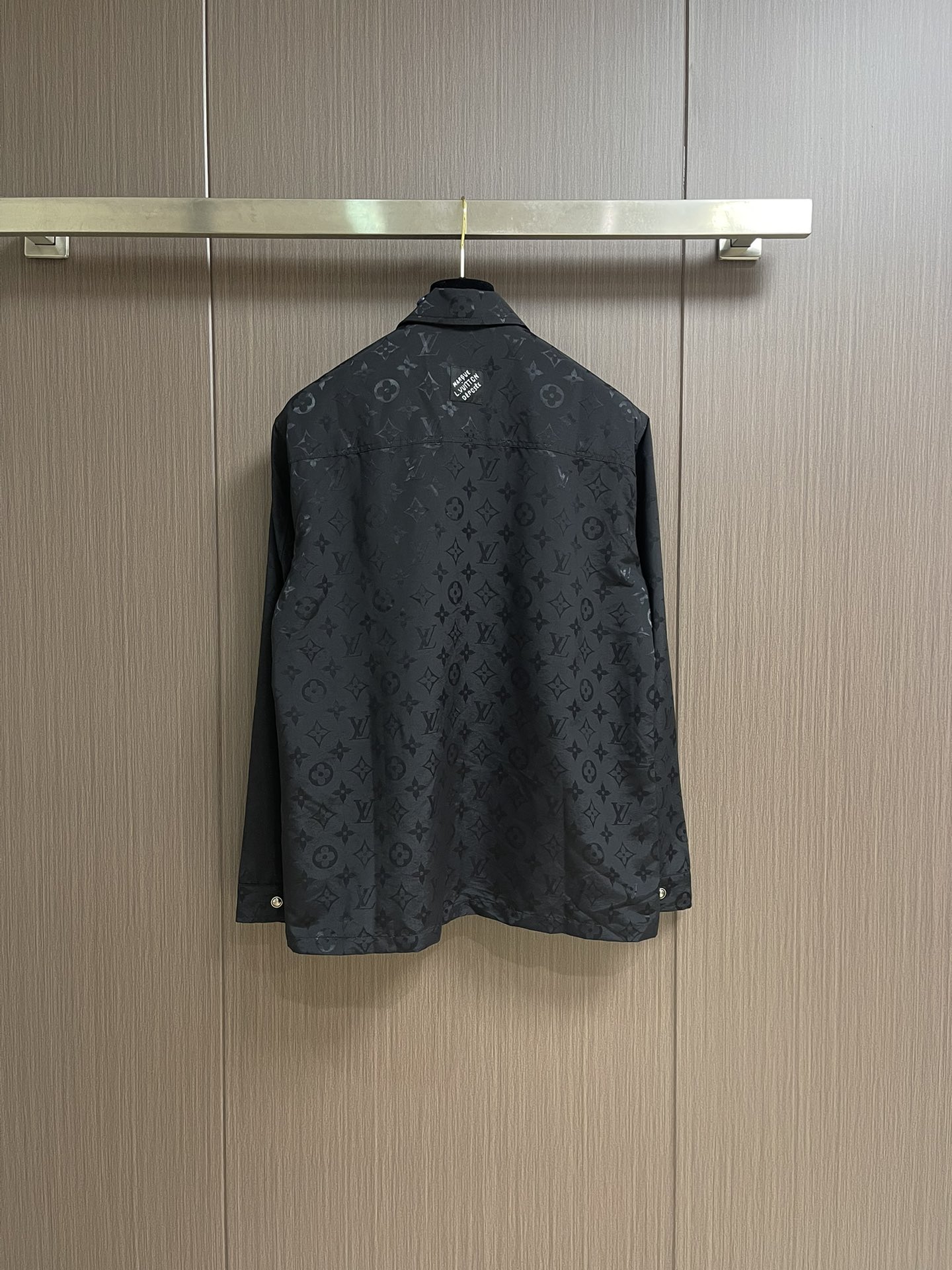 “Louis Vuitton 2025 Autumn Collection: Black Silk Shirt with Monogram Pattern and Logo Details” - 图片 2