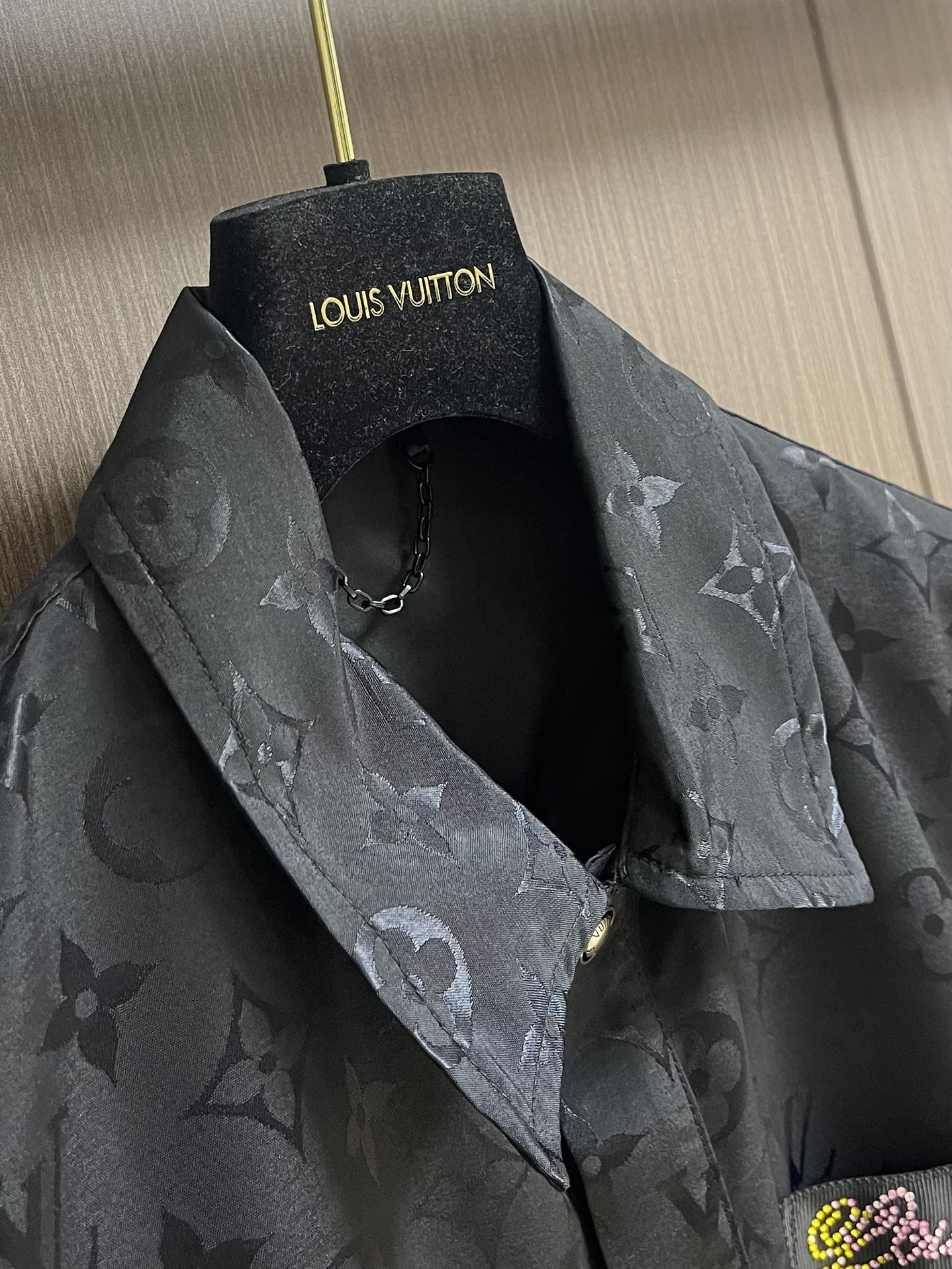 “Louis Vuitton 2025 Autumn Collection: Black Silk Shirt with Monogram Pattern and Logo Details” - 图片 3