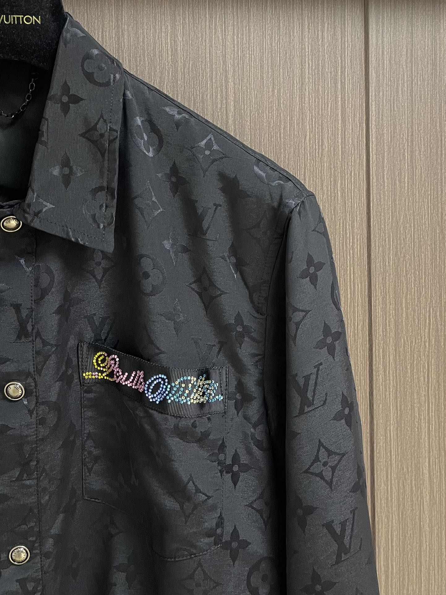 “Louis Vuitton 2025 Autumn Collection: Black Silk Shirt with Monogram Pattern and Logo Details” - 图片 4