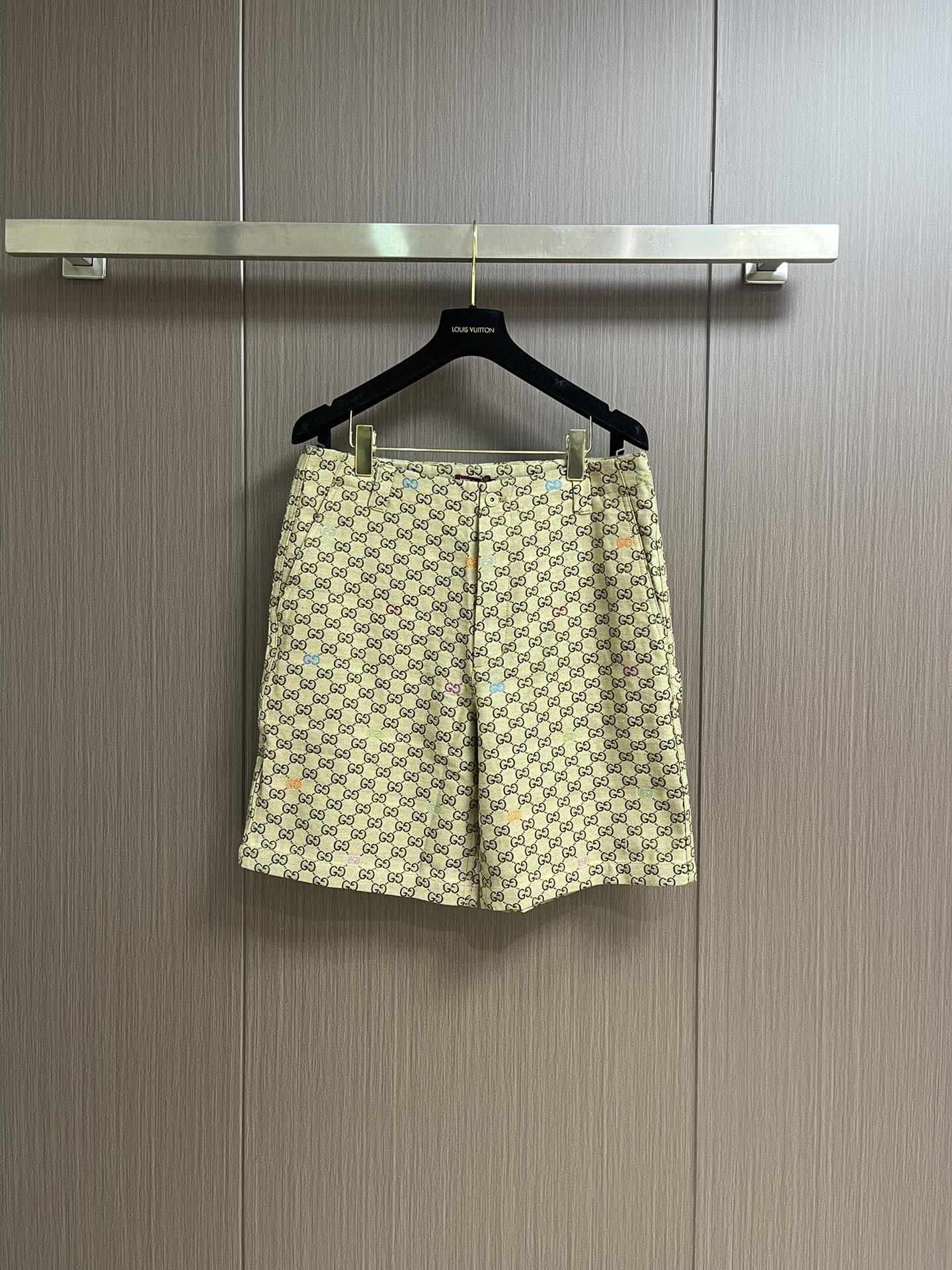 NO:461487,GUCCI 1025SS flower-picking jacquard GG canvas shorts, the early autumn series combines exquisite texture, exquisite patterns and charming colors, making the daily wardrobe charming. These shorts are made of camel and dark brown, GG canvas, embellished with all the GG shredded shreds, revealing the unique charm. Size S-XL, gucci, shorts, alexander wang19860909GUCCI 1025SS采花提花GG帆布短裤,早秋系列融汇考究质感、精美图案和迷人色彩,令日常衣橱实现魅力进阶.这款短裤以驼色和深棕色,GG帆布打造,缀饰通体GG切丝,尽释别致风韵.尺码S-XL,,gucci,shorts,alexander wang,Men's clothing