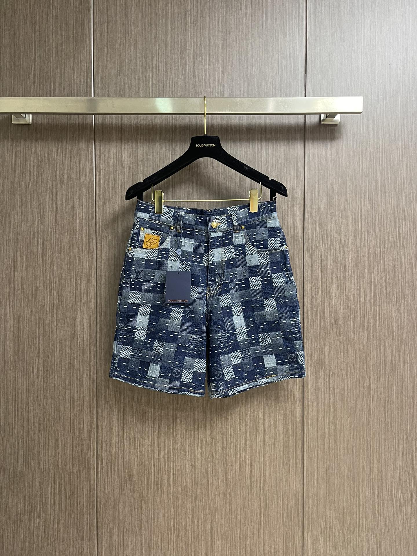 NO:461507,L co-branded denim shorts, this is the third season of NIGO co-branded denim. It uses jacquard embellishment of chessboard, which is a must-have for daily and casual vacations. The patch pockets on the chest position the jacquard letters on the checkerboard, and match the matching denim to create a fresh and trendy flavor. Loose version jacquard embellishment of chessboard, customized hardware buttons. Size S-XL 29-30-31-32 The counter is too large, shorts, alexander wang19860909L联名款牛仔短裤,这是第三季NIGO联名牛仔,采用提花点缀棋盘格的工艺,是日常和休闲度假必选的,胸前的贴袋定位棋盘格的提花字母,搭配配套的牛仔,打造出清新潮流风的风味.宽松版 提花点缀棋盘格 定制五金扣子.尺码S-XL 29-30-31-32 专柜码数偏大,,shorts,alexander wang,Men's clothing