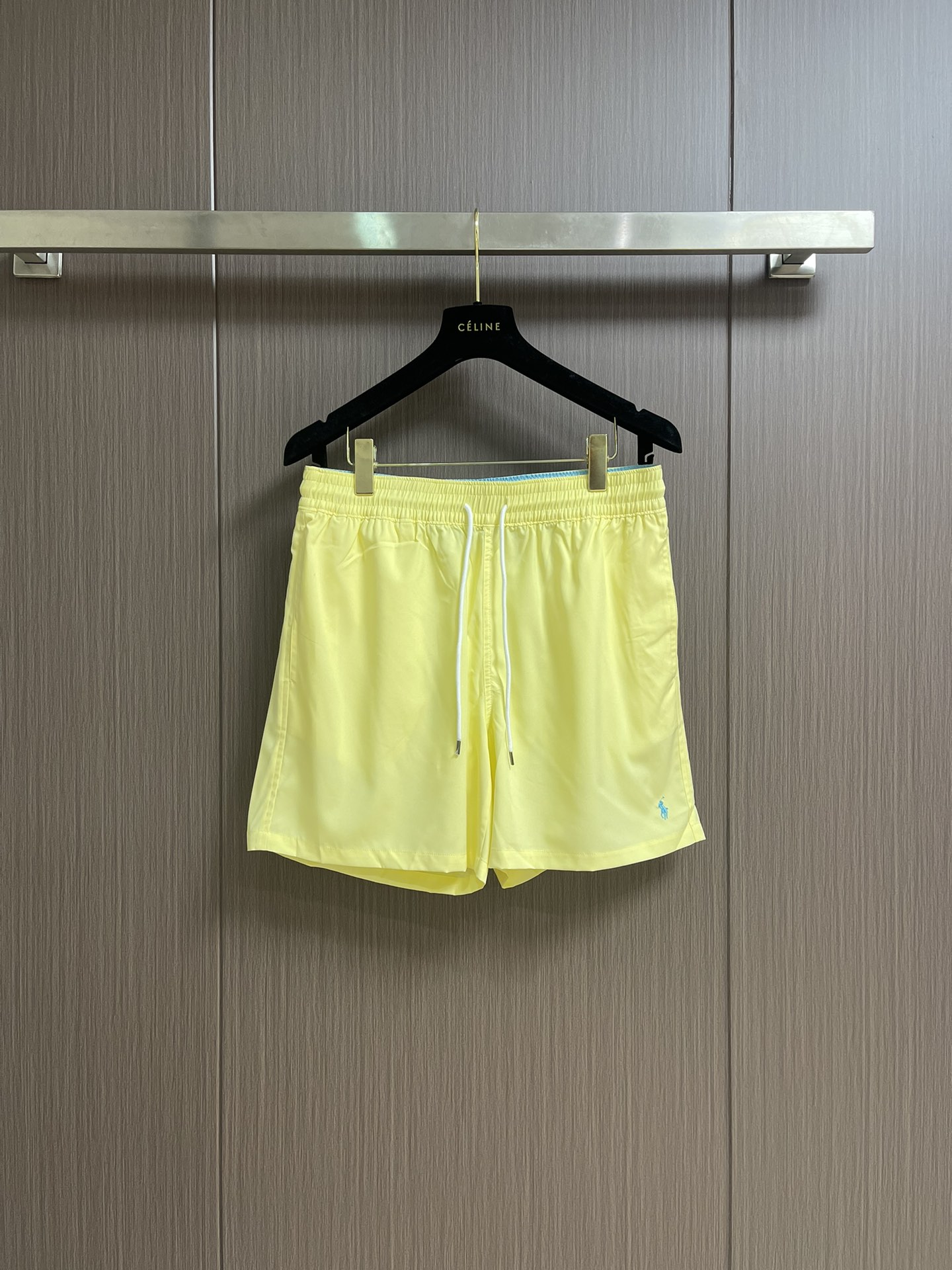 NO:461524,LP Ralph Laure RL embroidered drawstring loose sunscreen swimming trunks, polyester fiber, the texture is quite wow!  This fabric is not only lightweight, but also has first-class sun protection and can effectively block ultraviolet rays!  The iconic pony embroidery on the left trouser legs has fine and even stitches, smooth and natural lines. The pony's image is lifelike, just like running on the pants' legs vividly. This embroidery is not only firm and not easy to fall off, but also adds a touch of exquisiteness to the whole pants!  The drawstring is designed to be convenient and practical. You can adjust the elasticity and tightness according to your waist circumference, and do whatever you want. Moreover, the drawstring is of great quality and will not wear or break easily, and it is full of durability!  The height of the mid waist is just right, it will not be too tight or fall down, and it is very comfortable when wearing and moving. The loose trouser legs are even more unique, and they will not tightly bind your legs!  Size S-XL, loro piana, alexander wang19860909LP Ralph Laure拉夫劳伦RL刺绣抽绳宽松防晒泳裤,聚酯纤维,那质感相当哇塞！这种面料不仅轻便,而且防晒性能一流,能有效阻挡紫外线！左侧裤脚那标志性的小马刺绣,针脚细密均匀,线条流畅自然,小马的形象栩栩如生,就像是活灵活现地在裤脚上奔跑一样,这刺绣不仅牢固,不容易脱落,还为整条裤子增添了一抹精致的气息！抽绳设计方便又实用,你可以根据自己的腰围随意调节松紧,怎么舒服怎么来.而且抽绳的质量超棒,不会轻易磨损或者断裂,耐用性十足！中腰的高度恰到好处,不会勒得慌,也不会往下掉,穿着活动的时候特别自在.宽松的裤腿更是一绝,不会紧紧束缚住双腿！尺码S-XL,,loro piana,alexander wang,Men's clothing