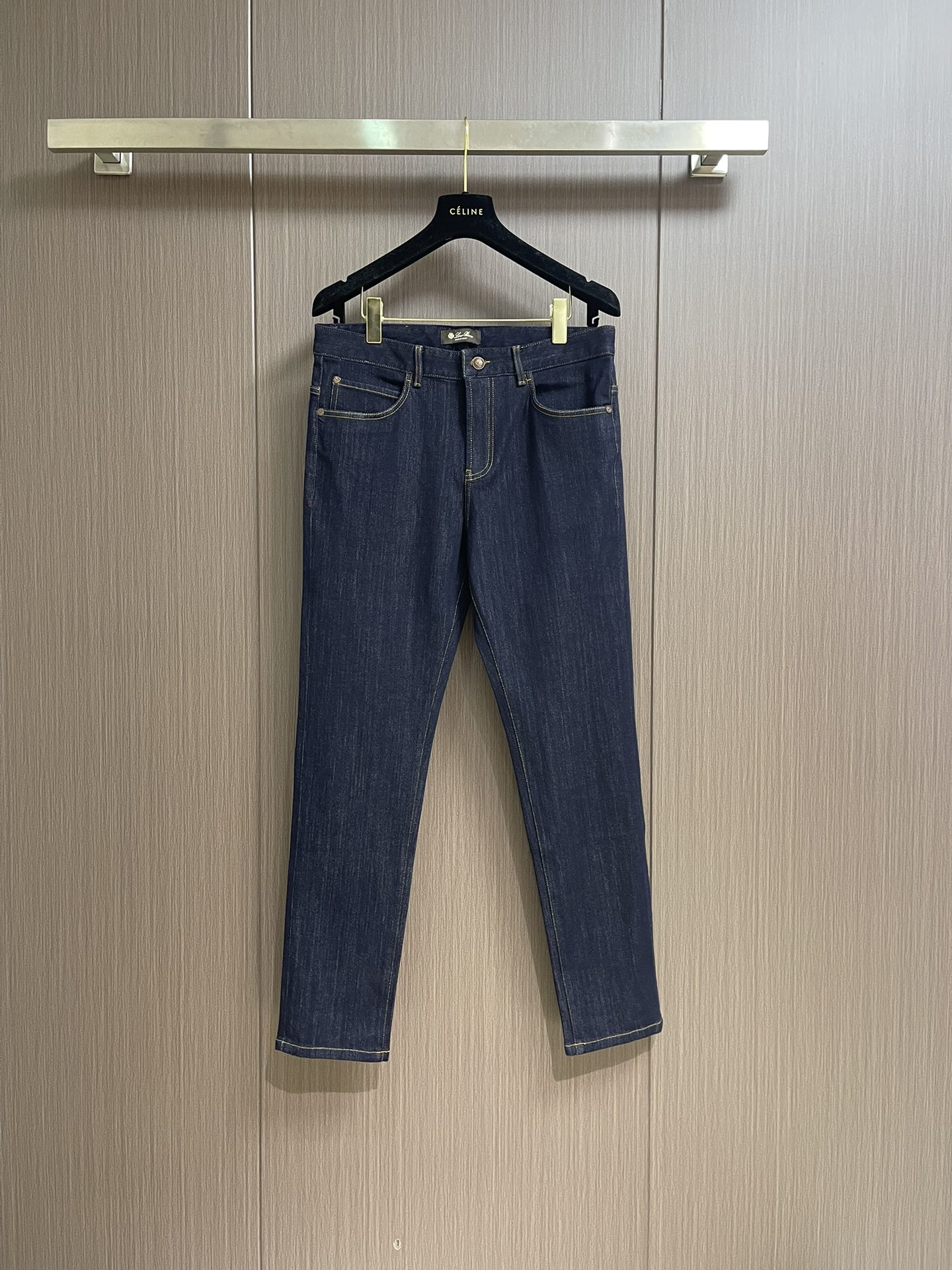 NO:528033,LP wash straight jeans, neat cut visible to the naked eye, straight slim fit pants!  Dingwoven and dyed denim tannin cloth, and the waistband is a classic leather logo!  Lined with belt loop details, compact and neat wiring, custom hardware for customers and logo engraving, classic placket zipper, five-pocket basic style, no picky upper body. Size 30-38, 35, no 37, loro piana, jeans, alexander wang19860909LP 水洗直筒牛仔裤 肉眼可见的利落裁剪,直筒修身款裤型！定织定染牛仔丹宁布面,裤腰是经典的皮标！内衬有腰带袢细节,密实齐整走线,客供定制五金并有logo雕刻,经典门襟拉链,五口袋的基础款,上身不挑人.尺码30-38 有35 无37,,loro piana,jeans,alexander wang,Men's clothing