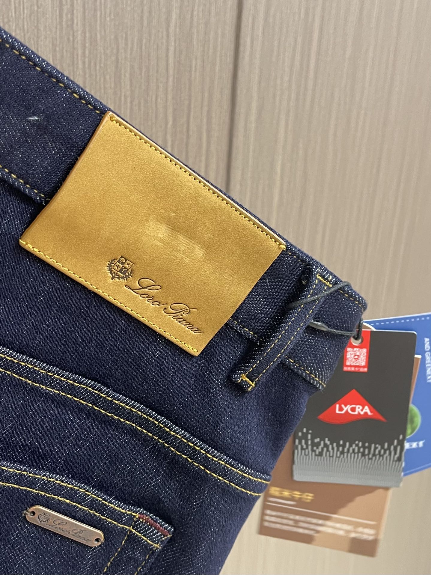 lP🆕 水洗直筒牛仔裤 肉眼可见的利落裁剪，直筒修身款裤型！100%定织定染牛仔丹宁布面，裤腰是经典的皮