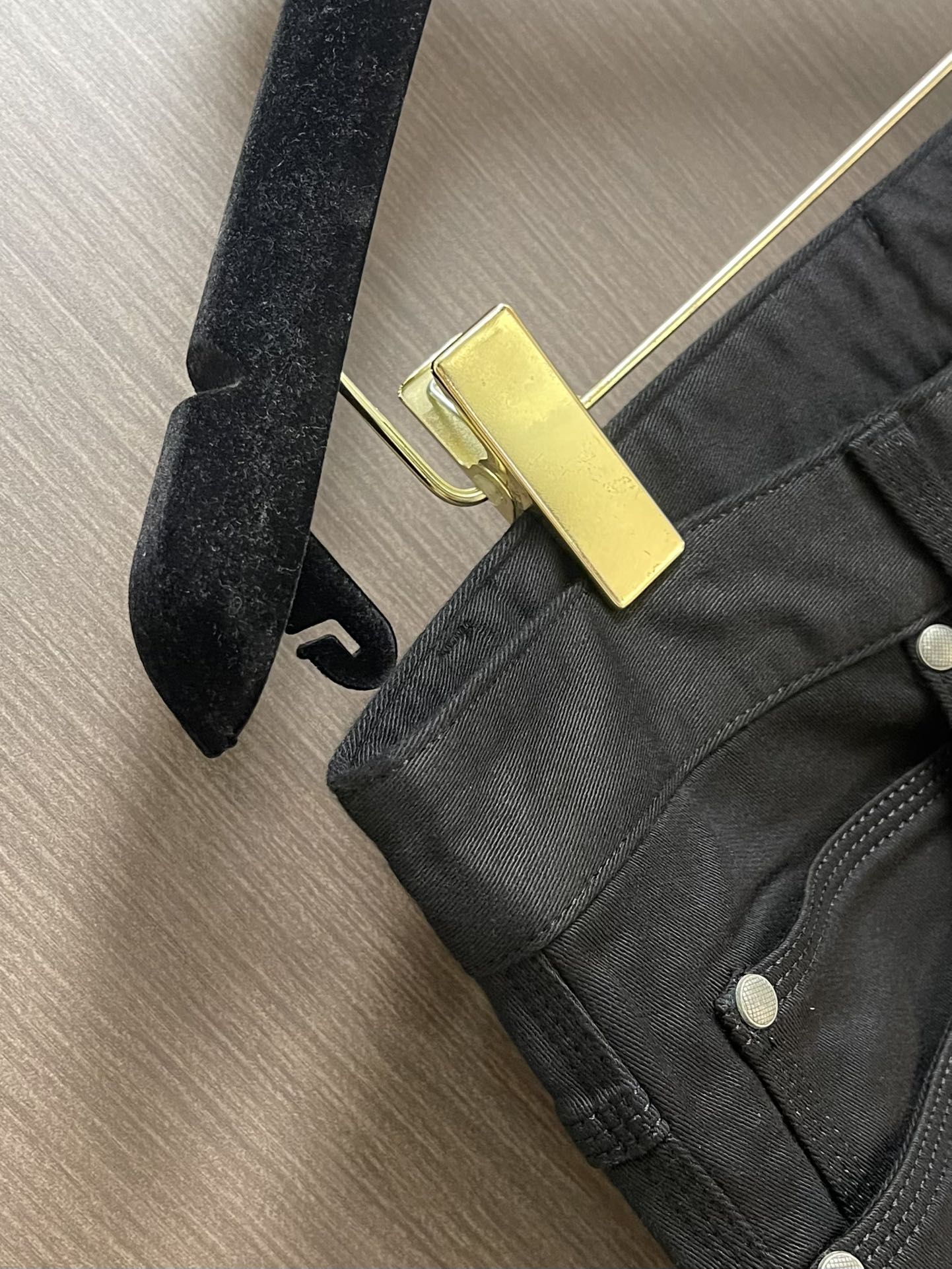 BV 早春新款男款休闲商务长裤 特殊天丝混纺面料 简约时尚的三维裁剪，后腰饰有皮革编织工艺独特，厚度刚好