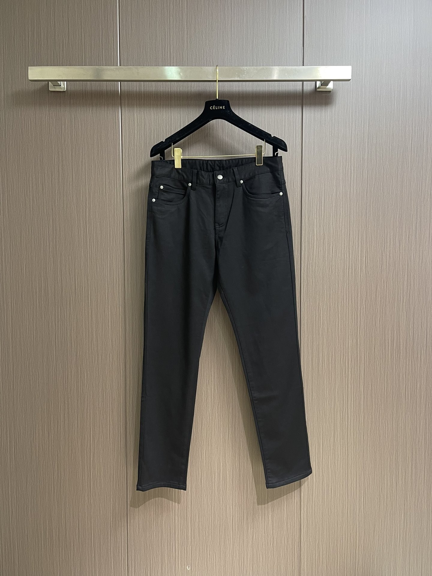 NO:523712,BV Early spring new men's casual business trousers Special Tennis blended fabric Simple and fashionable three-dimensional cutting, the back waist is decorated with leather weaving technology, and the thickness just meets the needs of spring and summer wear. Light and elastic fabric. The upper body has excellent effect, showing confidence and temperament; all the subtleties show perfect quality, the classic woven leather of the pants symbolizes the highest quality of the brand. Size 30-38 35 37, bottega veneta, alexander wang19860909BV 早春新款男款休闲商务长裤 特殊天丝混纺面料 简约时尚的三维裁剪,后腰饰有皮革编织工艺独特,厚度刚好满足春夏季节穿搭需求 轻薄具有弹性面料 上身效果极佳,彰显自信气质；所有细微处尽情展现完美品质,裤子的经典编织皮革象征了品牌至高的品质.尺码30-38 有35 无37,,bottega veneta,alexander wang,Men's clothing