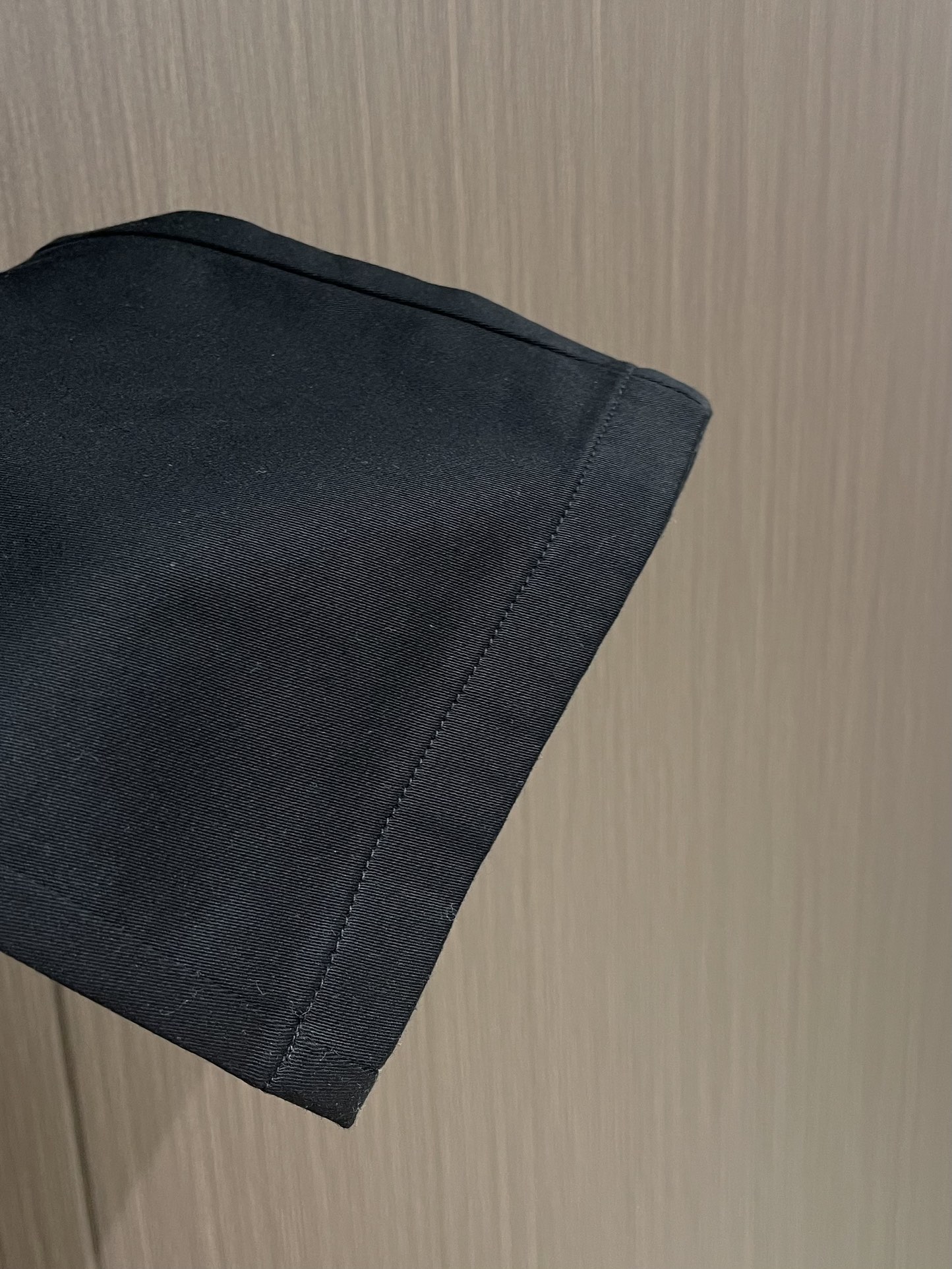 Burberry 2025SS春夏新款休闲裤，采用客供面料，战马标logo标志彰显品牌特征，针脚非常细密