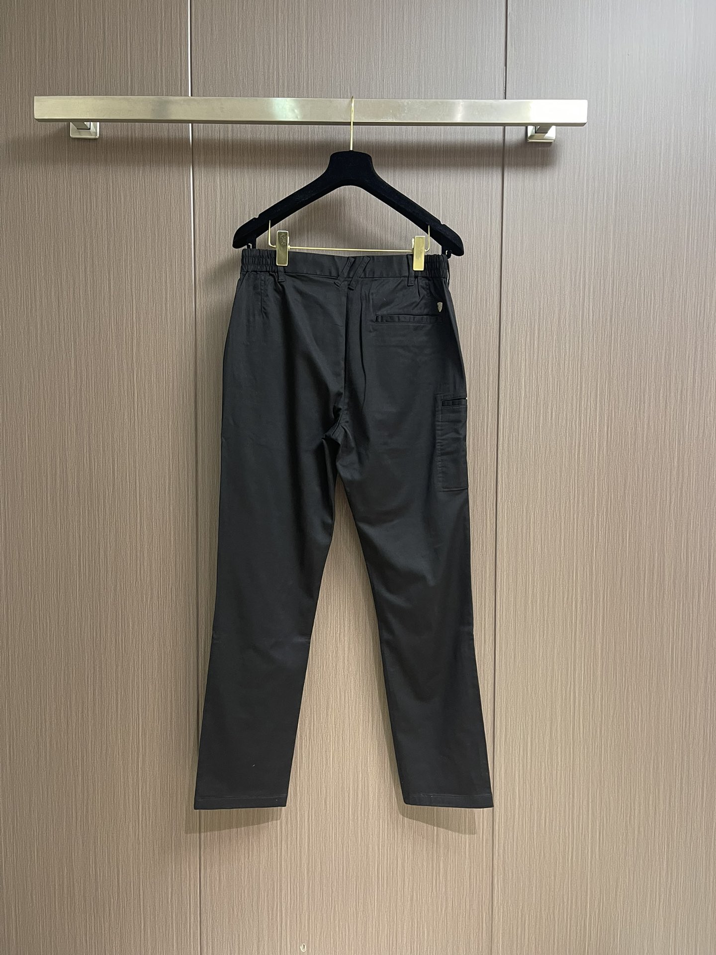 Burberry 2025SS春夏新款休闲裤，采用客供面料，战马标logo标志彰显品牌特征，针脚非常细密