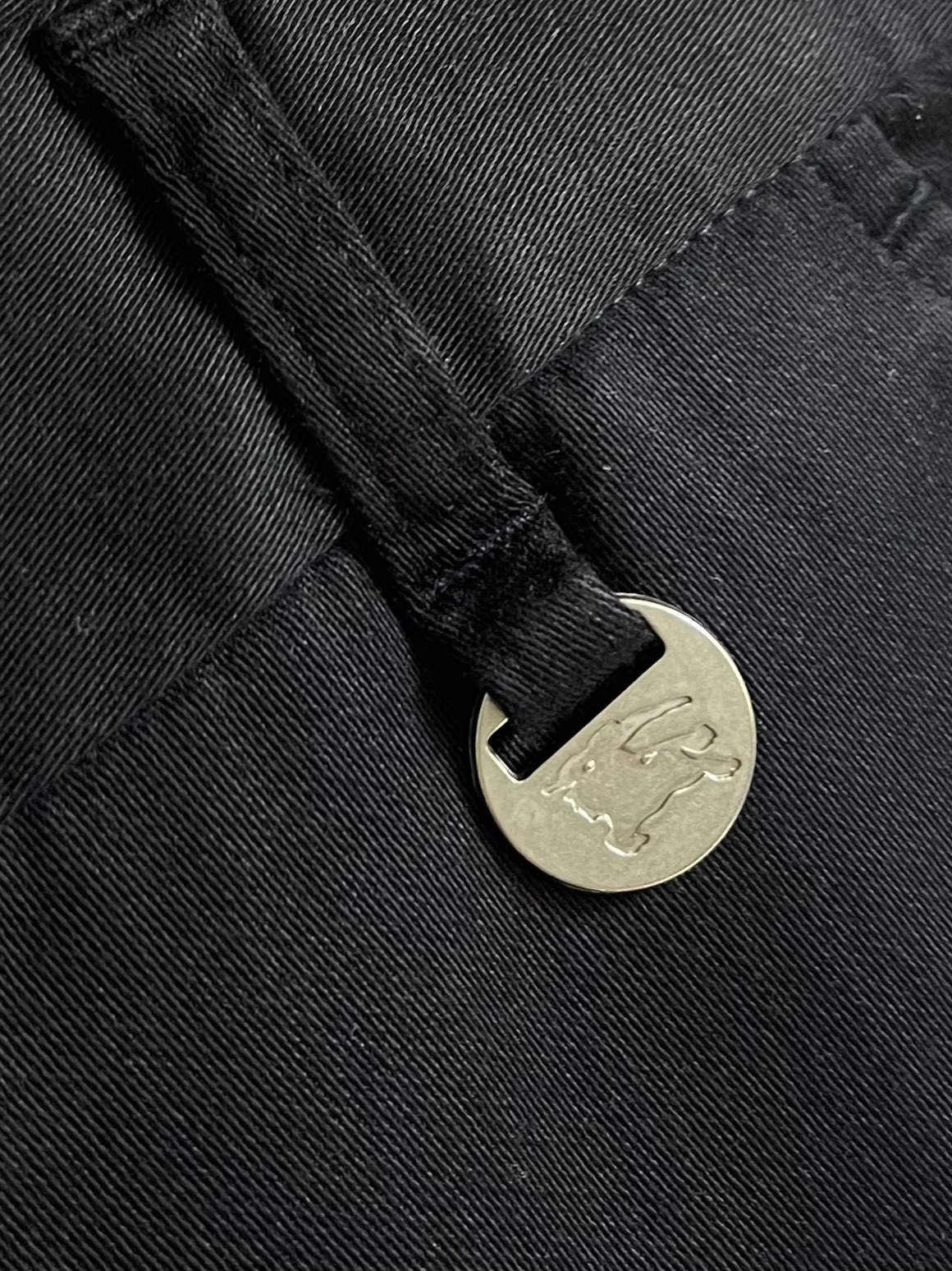 Burberry 2025SS春夏新款休闲裤，采用客供面料，战马标logo标志彰显品牌特征，针脚非常细密