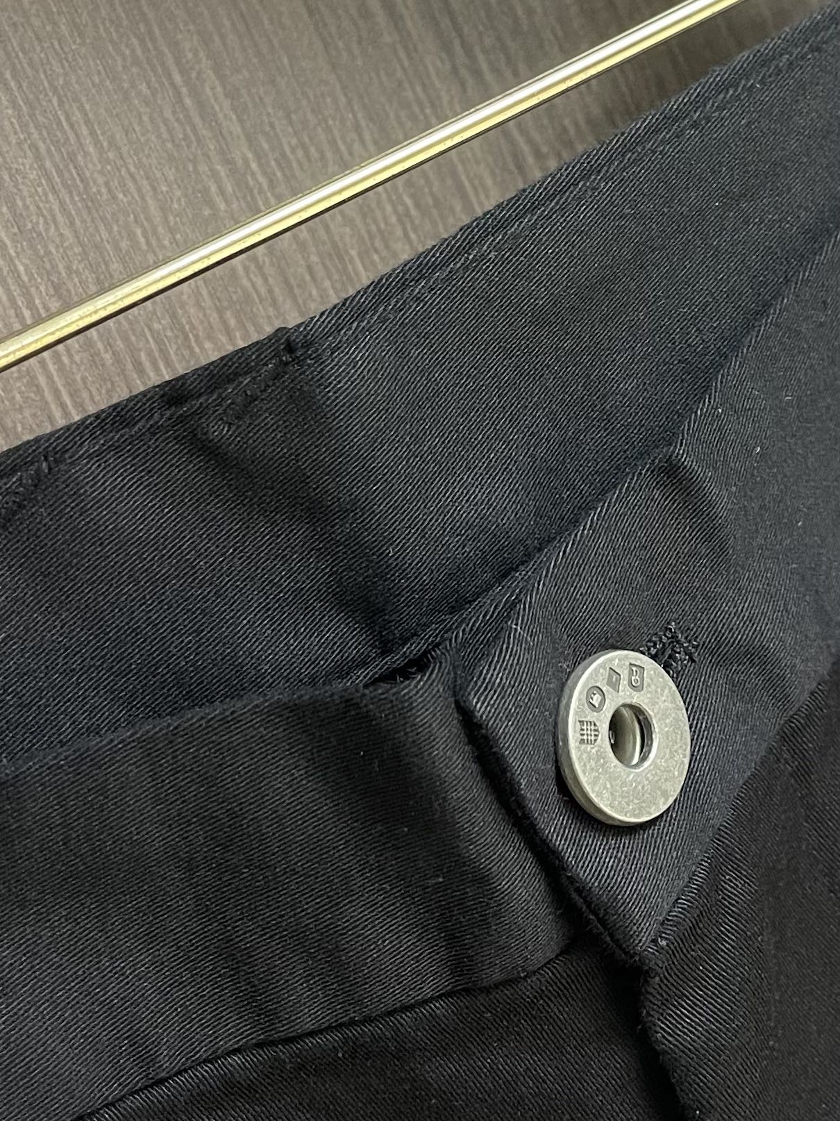 Burberry 2025SS春夏新款休闲裤，采用客供面料，战马标logo标志彰显品牌特征，针脚非常细密