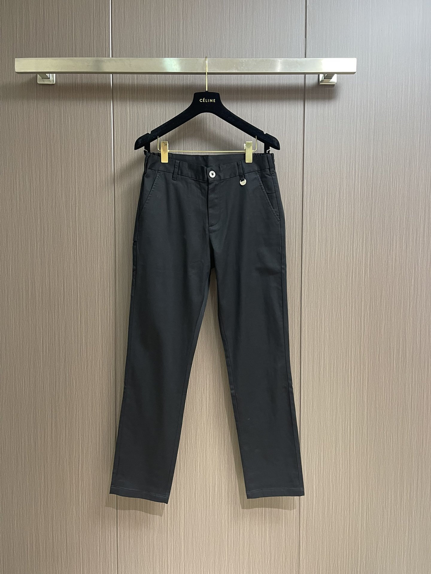 Burberry 2025SS春夏新款休闲裤，采用客供面料，战马标logo标志彰显品牌特征，针脚非常细密