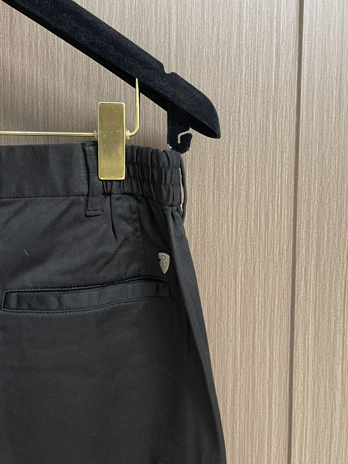 Burberry 2025SS春夏新款休闲裤，采用客供面料，战马标logo标志彰显品牌特征，针脚非常细密