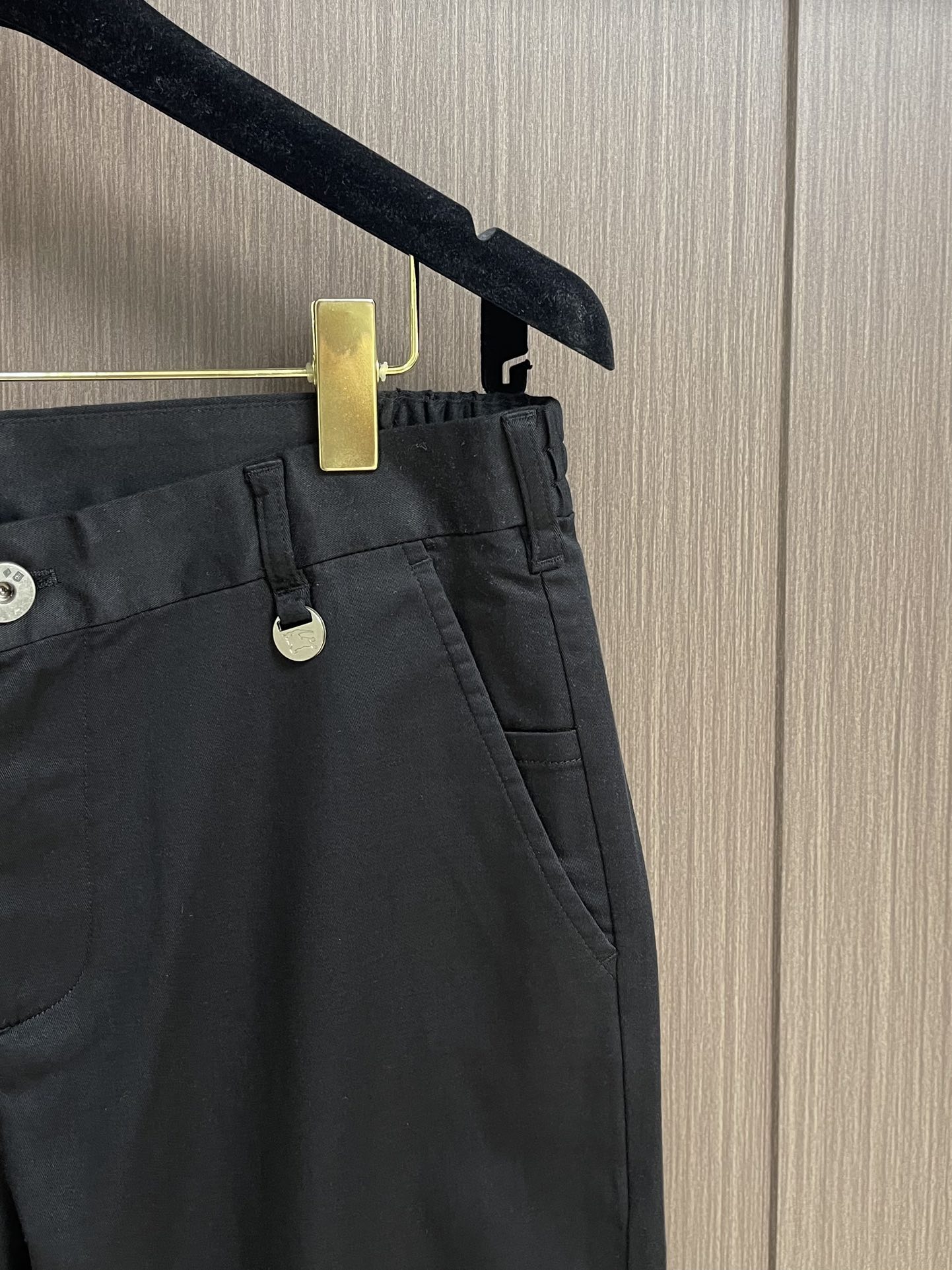 Burberry 2025SS春夏新款休闲裤，采用客供面料，战马标logo标志彰显品牌特征，针脚非常细密