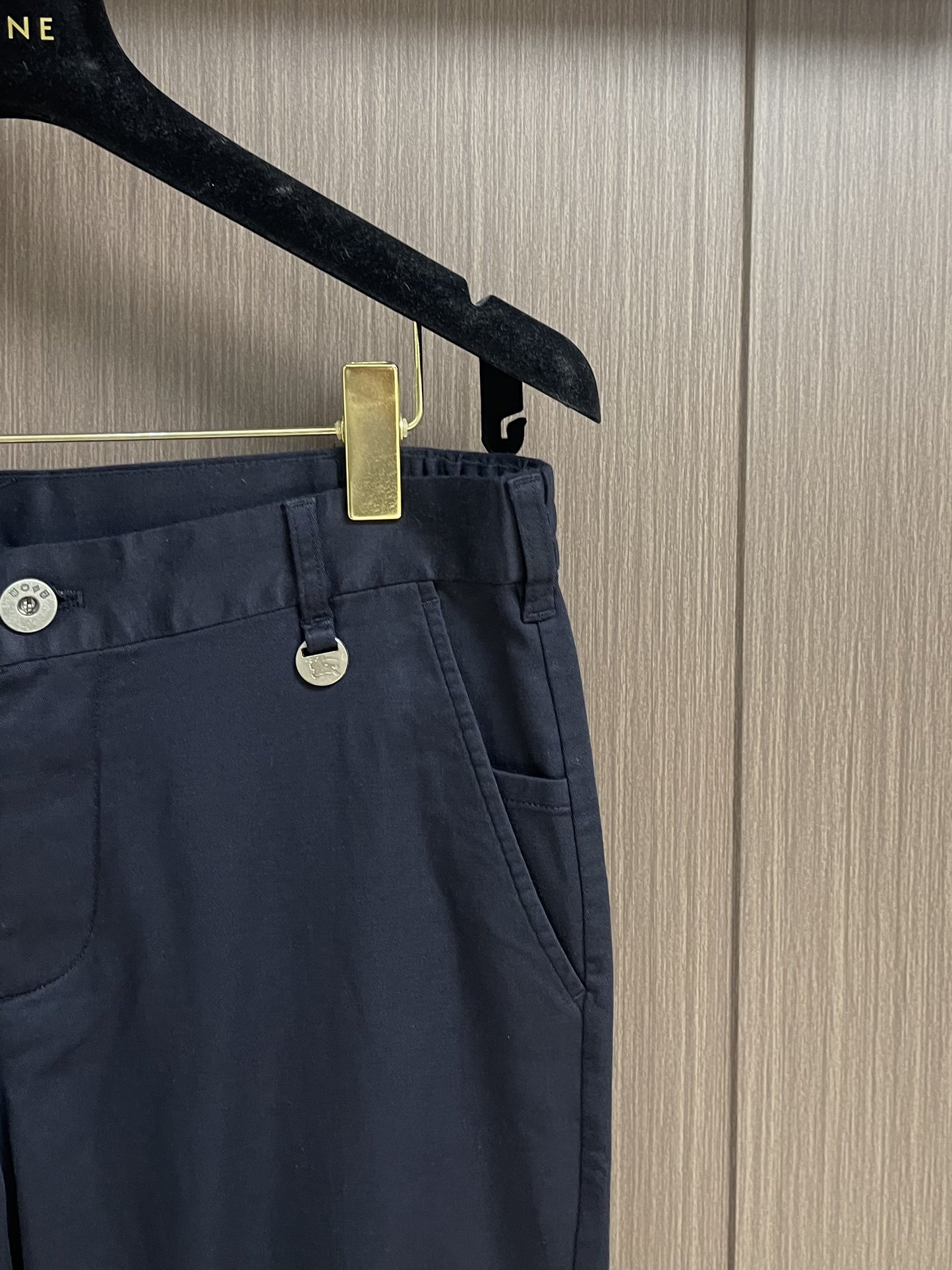 Burberry 2025SS春夏新款休闲裤，采用客供面料，战马标logo标志彰显品牌特征，针脚非常细密