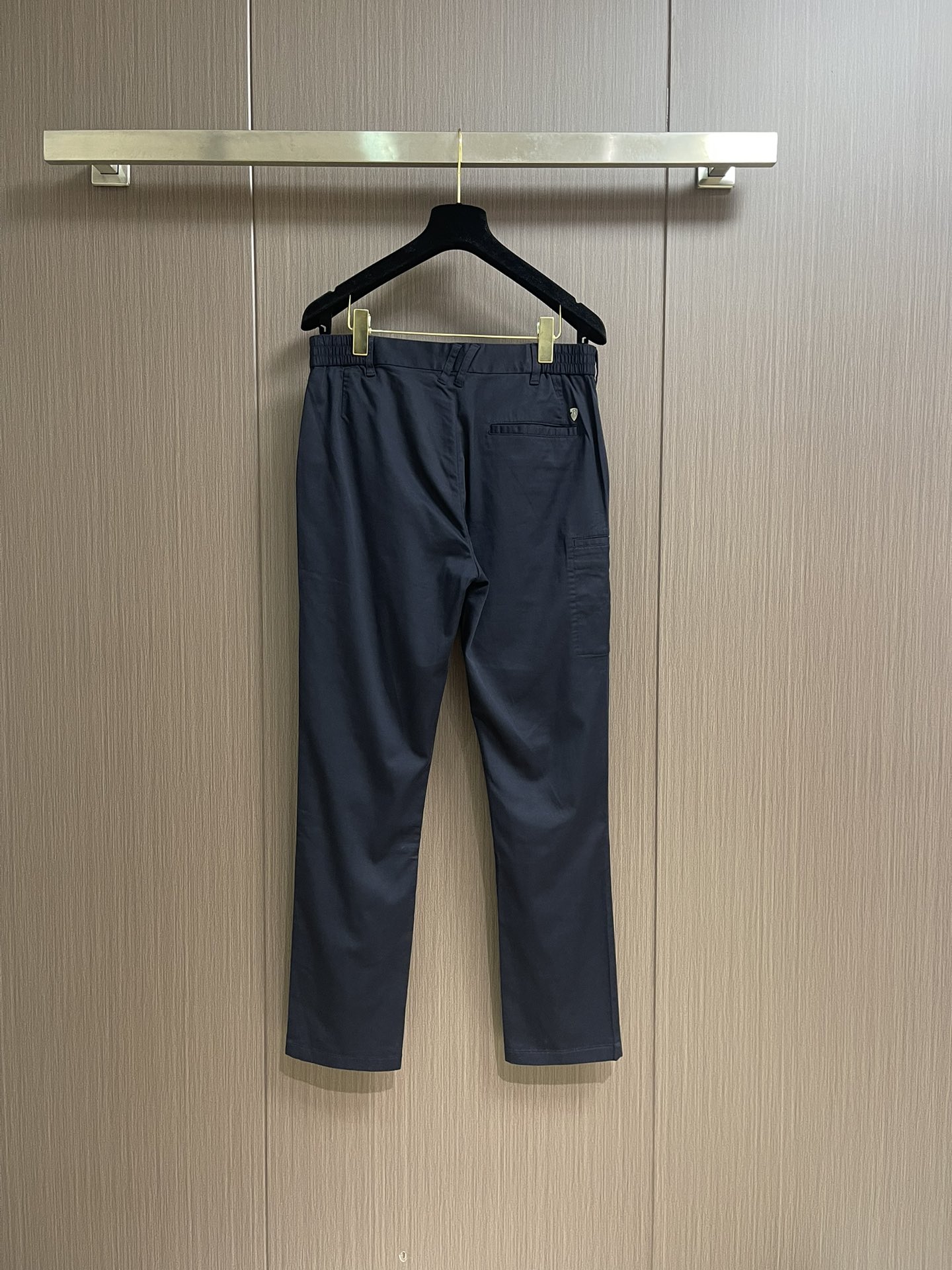 Burberry 2025SS春夏新款休闲裤，采用客供面料，战马标logo标志彰显品牌特征，针脚非常细密