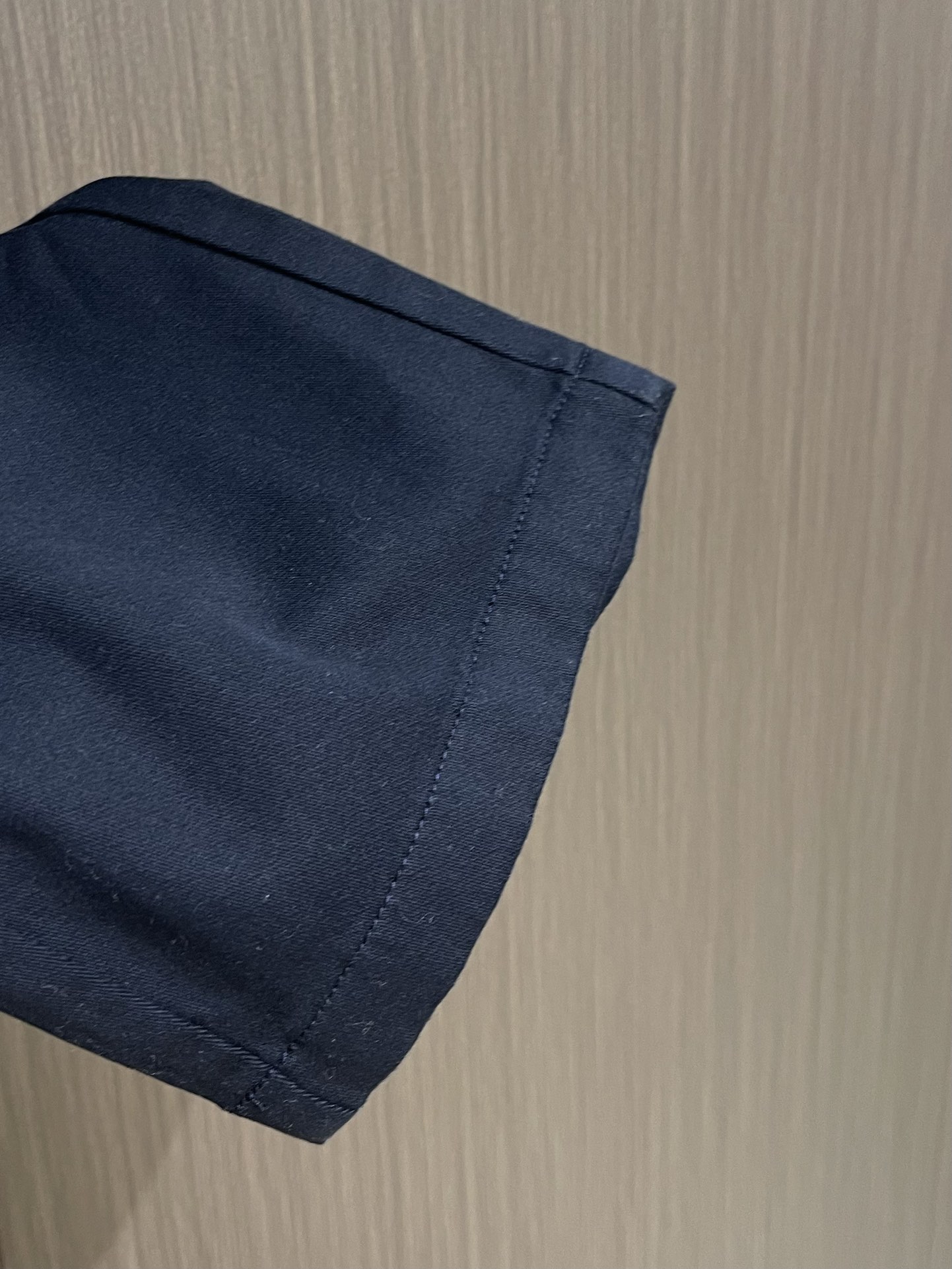 Burberry 2025SS春夏新款休闲裤，采用客供面料，战马标logo标志彰显品牌特征，针脚非常细密