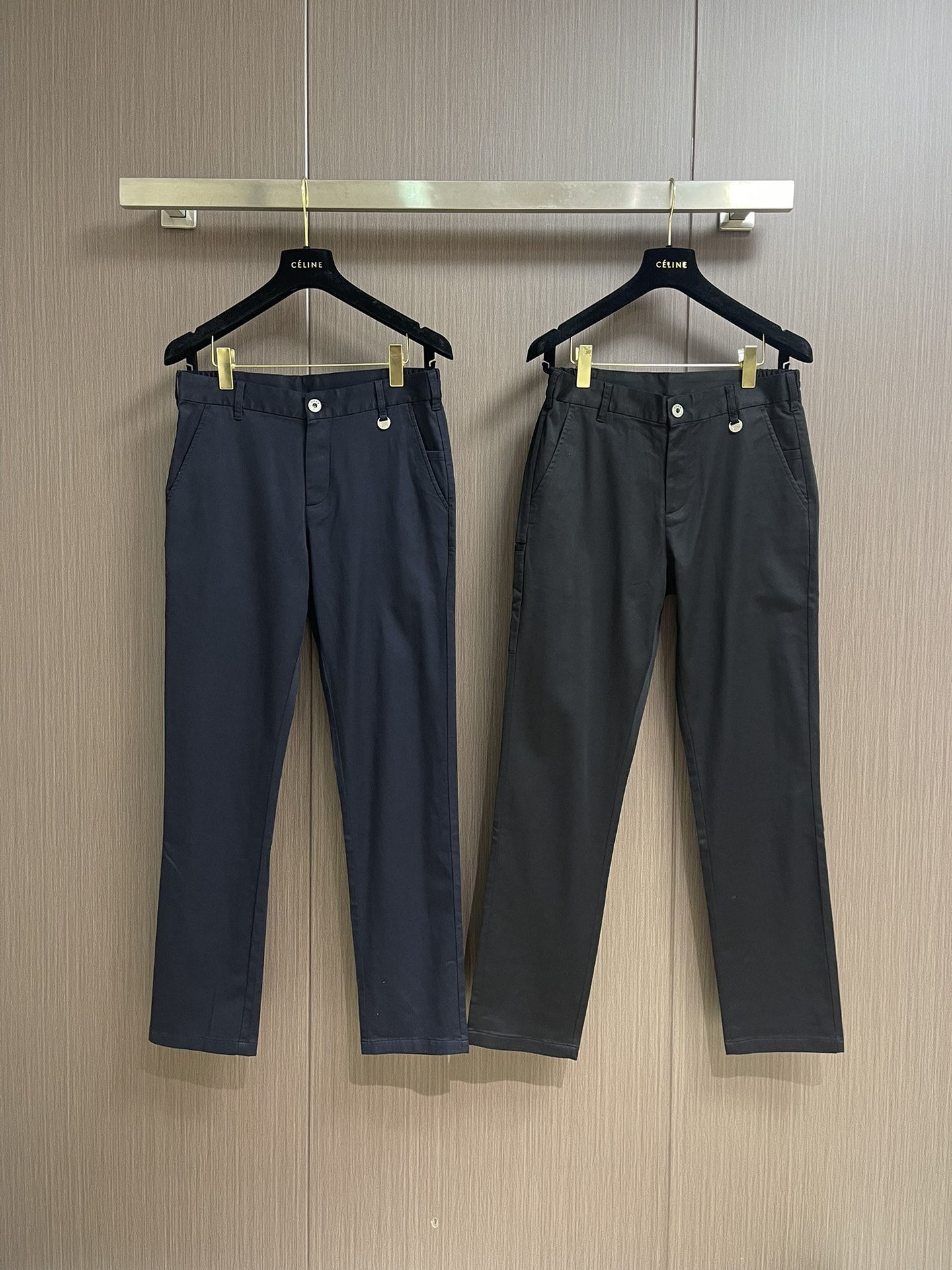 Burberry 2025SS春夏新款休闲裤，采用客供面料，战马标logo标志彰显品牌特征，针脚非常细密