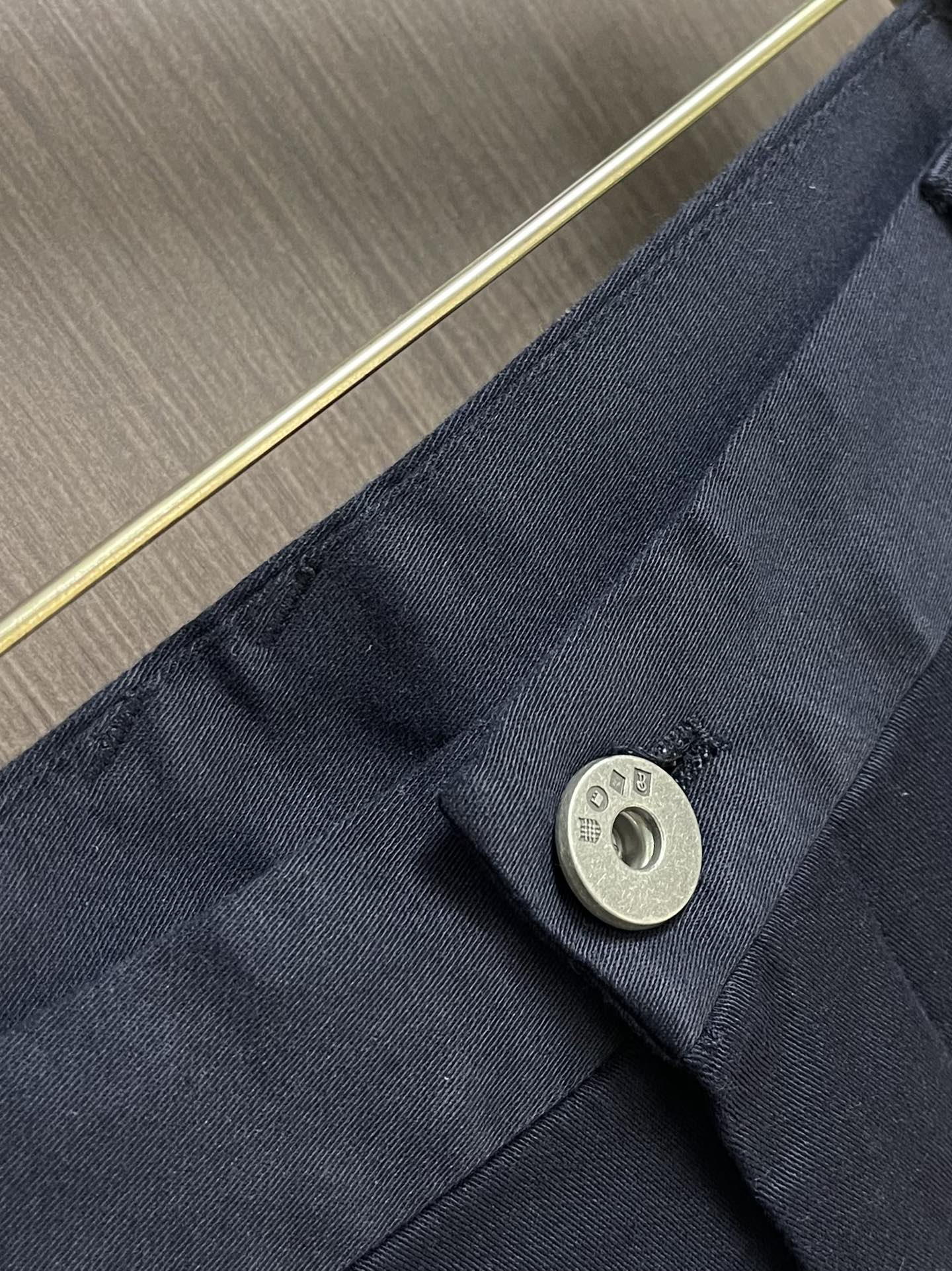 Burberry 2025SS春夏新款休闲裤，采用客供面料，战马标logo标志彰显品牌特征，针脚非常细密