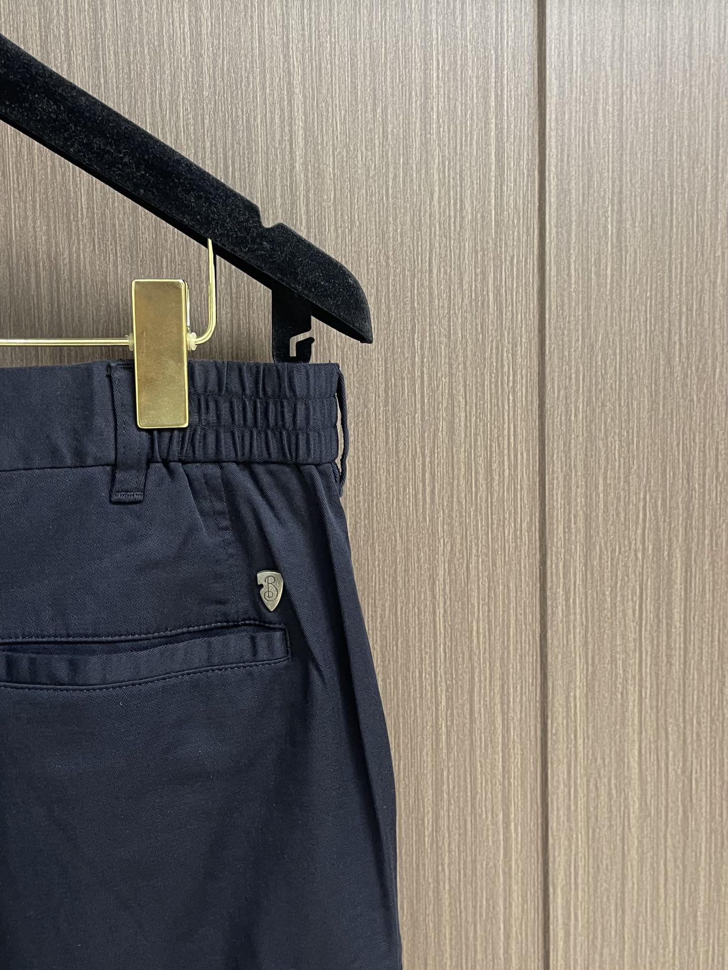 Burberry 2025SS春夏新款休闲裤，采用客供面料，战马标logo标志彰显品牌特征，针脚非常细密