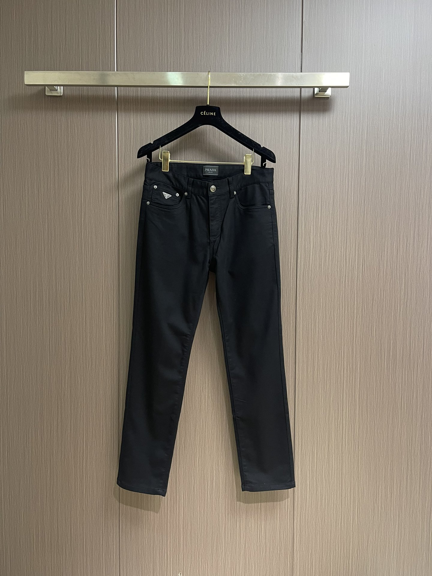 NO:523686,prada triangle-mark pocket business casual men's pants classic five-bag pants, imported cotton supplied by customers. The material is thin and soft, the horizontal is extremely elastic, very clean and solid color!  It is matched with a light-colored top. It can create a fashionable look with the same style, control various occasions, customize auxiliary materials, complete three standards, the same style for men and women!  Size 30-38 There are 35 No 37, prada,alexander wang19860909prada 三角标口袋商务休闲男裤 经典的五袋裤,客供的进口棉 料薄且质软,横向极微弹力,非常干净纯色！跟浅色上衣配一脸.能与同款搭配营造时尚造型,驾驭各种场合,定制辅料,三标齐全,男女同款！尺码30-38 有35 无37,,prada,alexander wang,Men's clothing